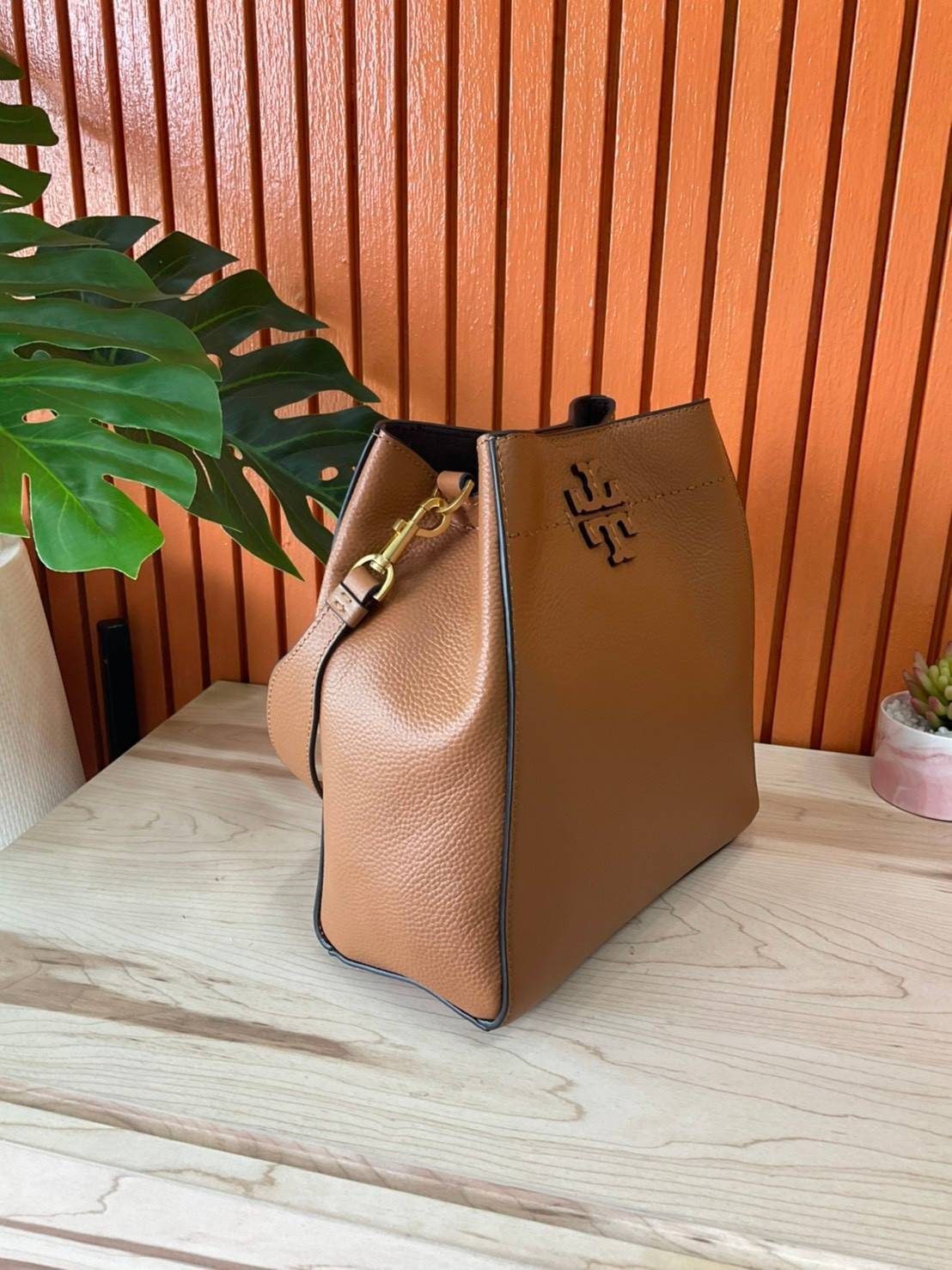 ของแท้ 💯% Tory Burch Mcgraw Hobo Bag TORY BURCH MCGRAW HOBO BAG รุ่น 51063 กระเป๋าสะพายไหล่ สะพายได้ 2 ทรง ทรงสวยไม่ตกเทรน ผลิตจากหนังแท้ หนังลูกวัว หนังนุ่ม หนังหอม น้ำหนักเบามากกก!! นิ่มสวยมากๆ