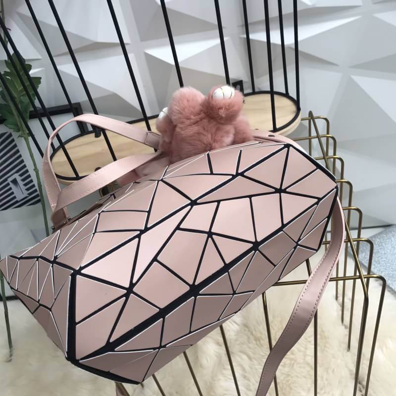 สีใหม่ Sakura Pink🌸🌸 ต้อนรับ summer กับโทนสี สดใส ลาย Limited edition หายาก ❤️ปรับทรงได้ 2 แบบ น่ารักมาก ค่า กระเป๋า จากแบรนด์ David Jones กระเป๋าสะพายข้างดีไซน์เกร๋มาก สีสวยหรูมาก ขนาดกะลังดีเลย น้ำหนังเบามากคะ ภายในมีช่องเก็บของจุ