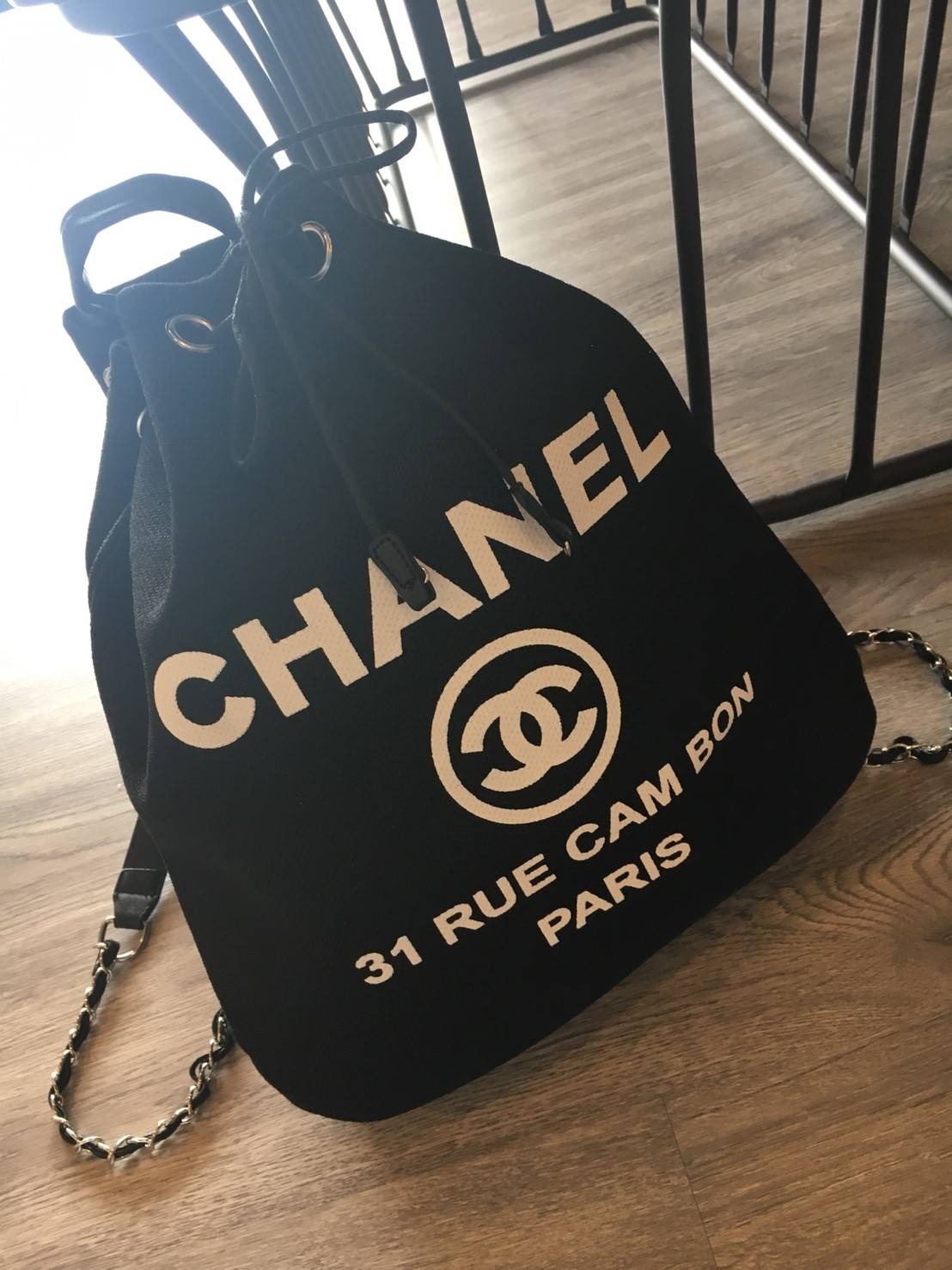 New Limited! กระเป๋าเป้ ทรงขนมจีบ ตัวใหม่จากพรีเมี่ยมกิ้ฟ แบรนด์ Chanel กับทรง Chanel canvas jumbo bucket & backpack bag พร้อมส่งค้า โดดเด่นด้วย **ทรงน่ารัก ตัวกระเป๋า canvas ทั้งใบสกรีนโลโก้สีขาว อะไหล่เงิน สายสะพายมี Gimmick♡ สายหนังต่อผสมโซ่สลับ