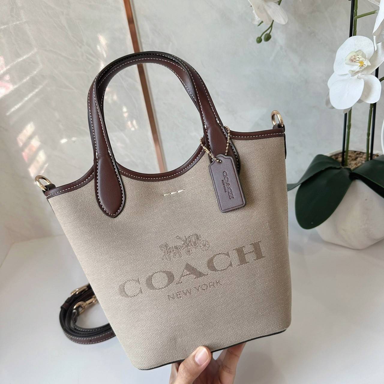 พร้อมส่ง 5 สี COACH HANNA BUCKET BAG กระเป๋าถือ/สะพายข้างทรงบักเก็ตรุ่นใหม่ดีไซน์เก๋น่ารัก เกรดท็อปออริ เกรดดีสุด สลับแท้ 1:1 ใช้ต่างประเทศได้
