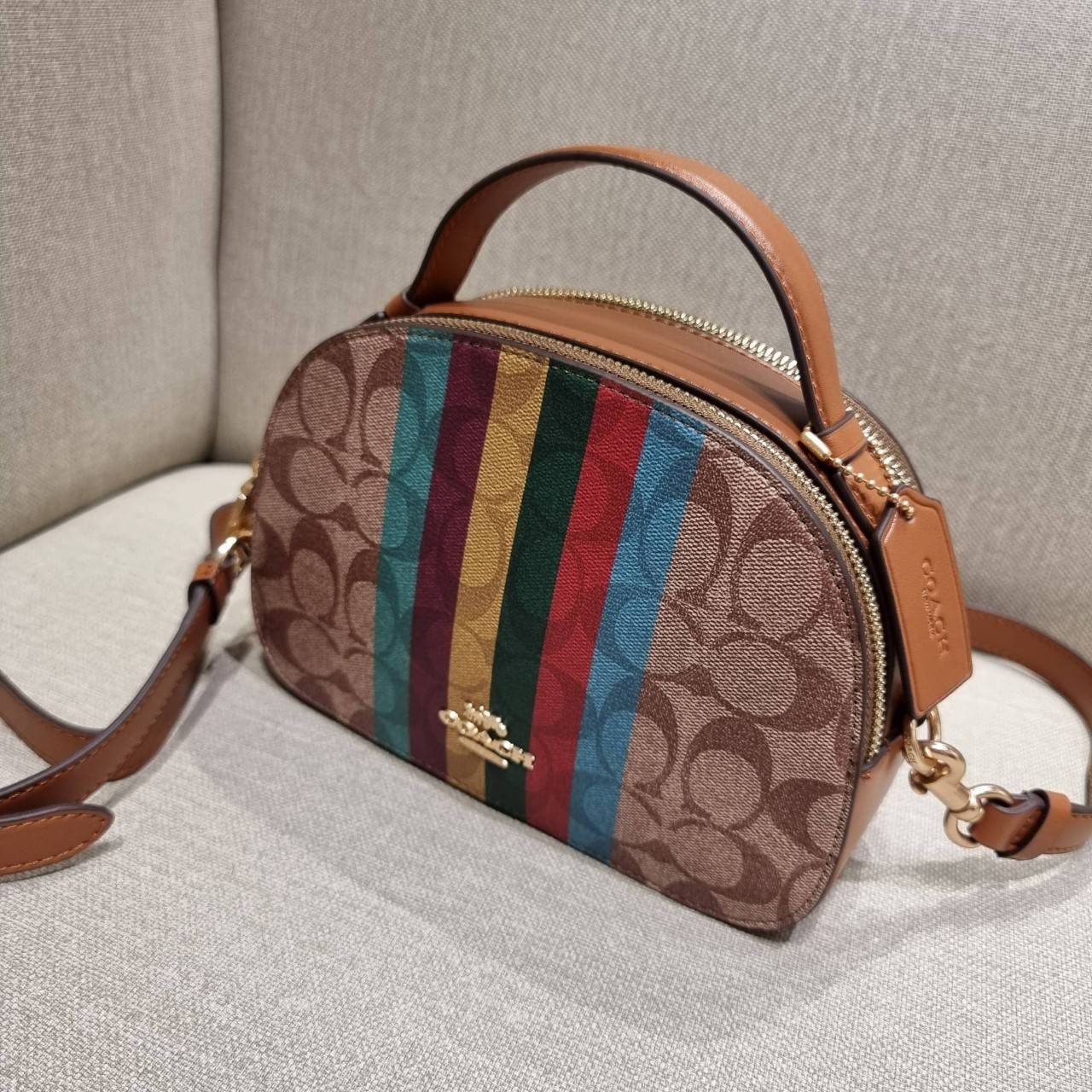 COACH C5642 SERENA SATCHEL IN SIGNATURE CANVAS WITH STRIPE ดีไซน์ stripe ที่แสนจะโดดเด่น กับคอลเลคชั่นยอดฮิต ที่ sold out ไปแล้วในหลายประเทศ!! กระเป๋าสะพายข้างทรงสวย ลุคผู้ดี วัสดุหนังแคนวาสสลับหนังแท้ เปิด-ปิดด้วยซิป 2 ช่องหลัก ภายในเป็นช่องโล่ง เก็บของไ