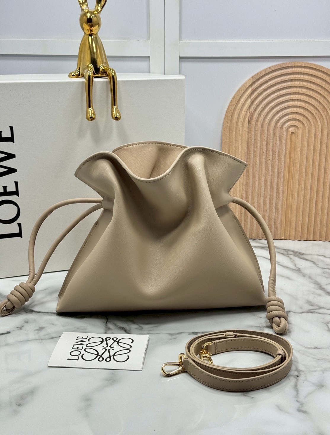 ORI หนังแท้ | Medium Loewe Flamenco clutch in nappa leather 30cm กระเป๋าสะพายทรงคลัชดีไซน์รูดเชือก เรียบหรูดูแพง เรียบง่ายใช้งานสะดวก หนังแนปป้าให้สัมผัสนุ่มสบายผิว มาพร้อมสายสะพายร้อยห่วงหรูหรา