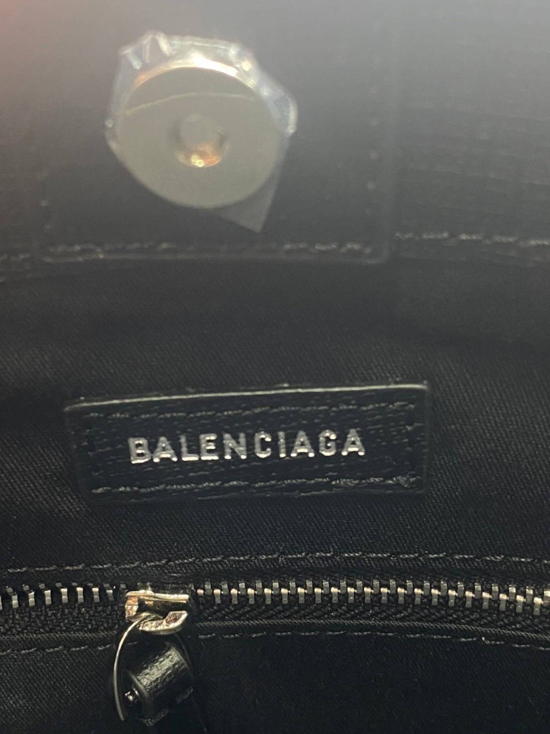 หนังแท้ BALENCIAGA XXS TOTE / Balenciaga shopping tote xxs พกกระเป๋าช้อปปิ้ง ไปทุกที่ในฤดูกาลนี้ ดีไซน์ที่ใช้ได้ทุกวันตั้งแต่หนังแบบมีเท็กซ์เจอร์ ภาพสินค้าถ่ายจากงานขายจริง ใช้งานต่างประเทศได้