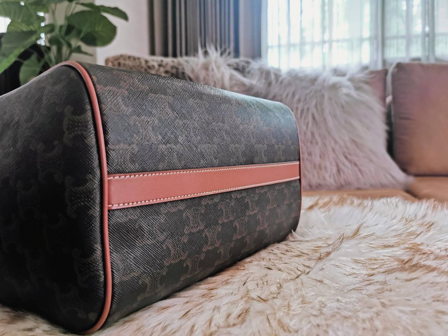 พรีเมี่ยมกิ๊ฟแท้ 100% 】CELINE SHOPPING BAG VIP GIFT WITH PURCHASE (GWP) กระเป๋าสะพายพรีเมี่ยมกิ๊ฟ Limited จาก CELINE HAUTEPARFUME DUTY FREE วัสดุ TRIOMPHE CANVAS หนังสวยอยู่ทรงกันน้ำในดีไซน์ทรง TOTE สวยหรูคลาสสิคไม่มีเอ้าท์