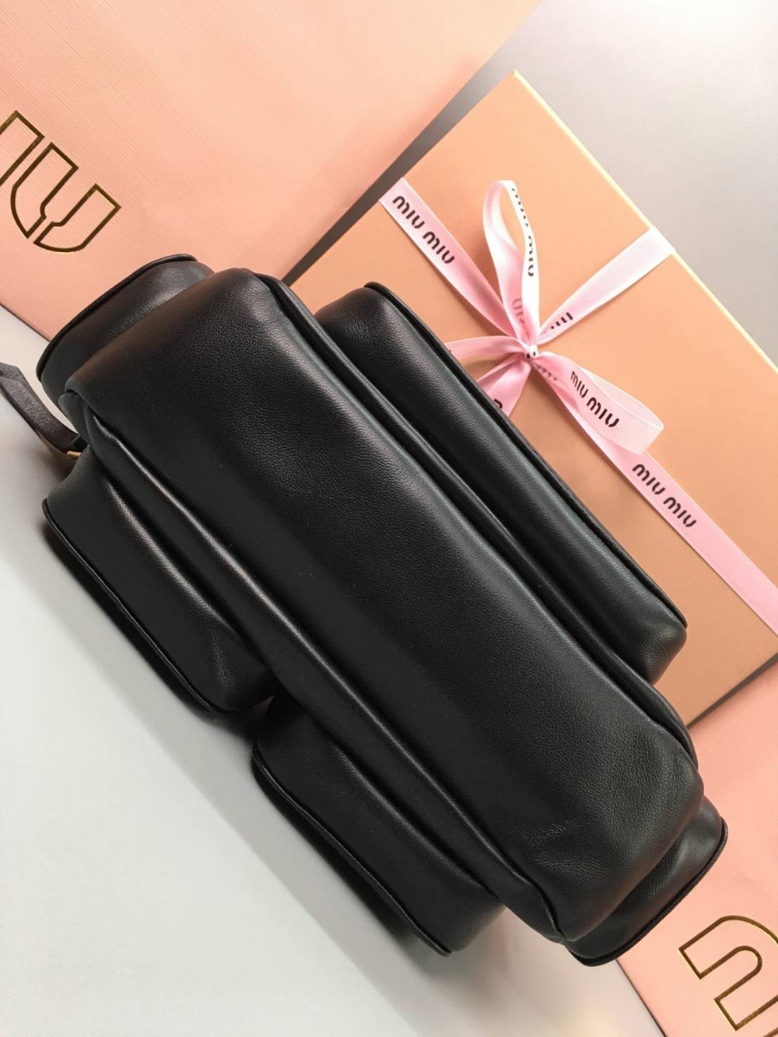 MIU MIU Nappa leather Pocket bag กระเป๋าถือสะพาย เกรดออริ ท็อป vip 1:1 เกรดงานปราณีตละเอียด หนังสวย เกรดดีสุด ใช้งานต่างประเทศได้