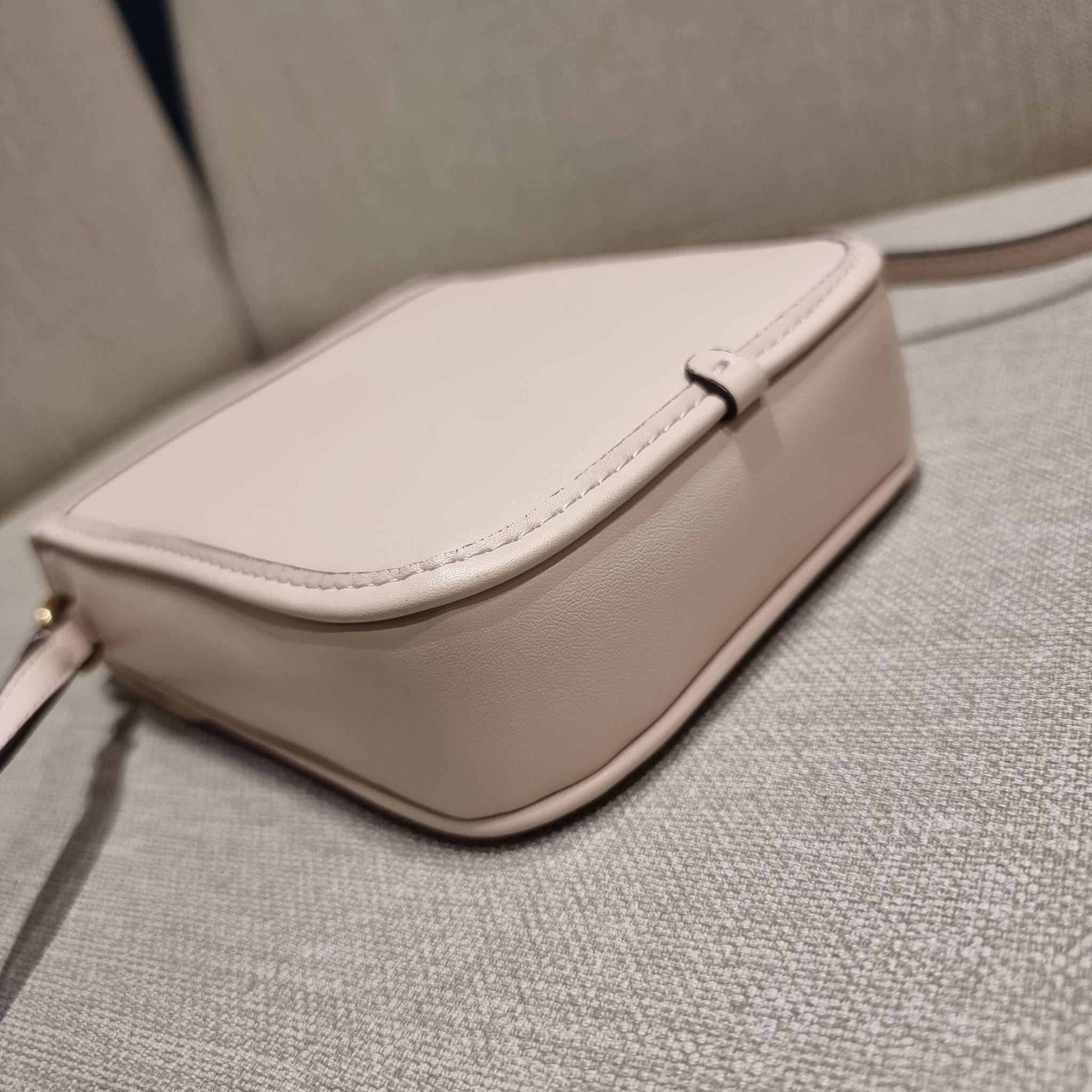 COACH CA191 TALL STUDIO CROSSBODY IN SIGNATURE JACQUARD กระเป๋าสะพายข้างไซส์มินิ ดีไซน์ลูกคุณหนู น่ารักที่สุด!! น่าใช้ไม่อยากวาง!! ดีไซน์รูปทรงกำลังสวย ใช้งานสะดวกด้วยตัวกดเลื่อนล็อค วัสดุผ้า jacquard สลับหนังแท้ มาพร้อมสายสะพายข้างในตัว ใส่ของสำคัญแบบพกพ