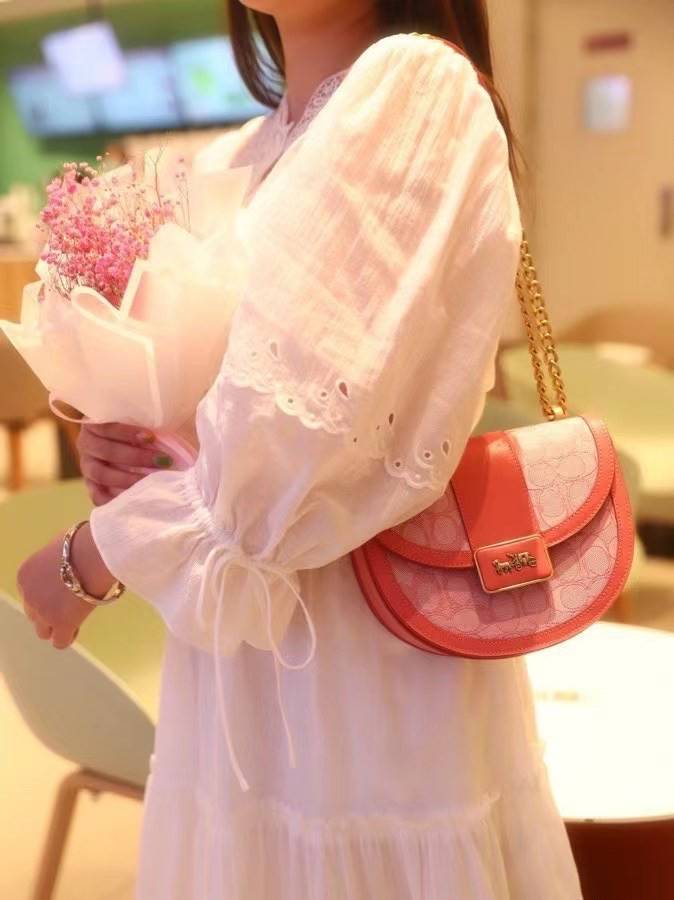 COACH ALIE SADDLE BAG JACQUARD IN SIGNATURE ((C4694//C3464)) พร้อมส่งที่ไทย รุ่นใหม่ล่าสุดค่ะ! กระเป๋าสะพายข้าง//ครอสบอดี้ร์//หรือทบสายคู่สะพายไหล่ได้ค่ะ วัสดุJacquard+หนังแท้ ได้สวยงามลงตัวมากๆ เปิดปิดกระเป๋าแบบกดล็อค มีอะไหล่โลโก้แบรนด์โดดเด่นปนคลาสสิค