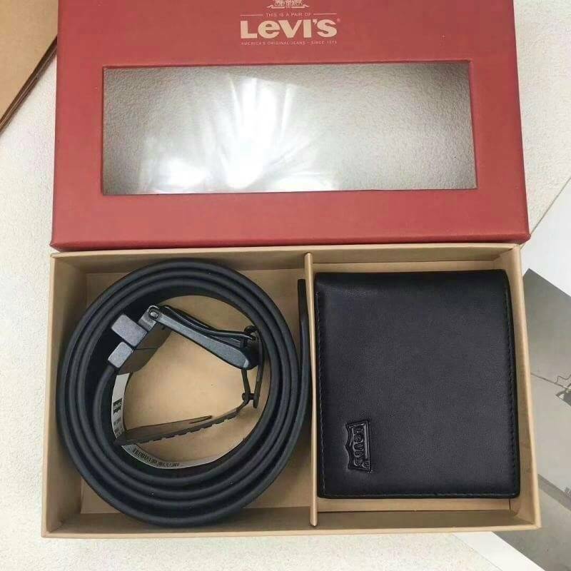 Levi’s Belt and Wallet Gift Set ในเซตประกอบด้วยกระเป๋าสตางค์พับสองตอนและเข็มขัดวัสดุหนังคุณภาพดี กระเป๋าสตางค์ปั้มโลโก้ด้านหน้าภายในมีช่องใส่บัตรและธนบัตรแยกเป็นสัดส่วน เข็มขัดหนังกลับใช้ได้ในทุกโอกาสนะคะ