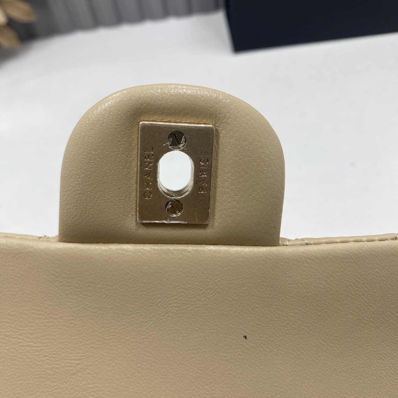 ORI หนังแท้ | Chanel Classic Flap Bag กระเป๋าสะพายรุ่นคลาสสิก สายประดับบอลโลโก้สวยหรูอะไหล่สีทองสวยงาม