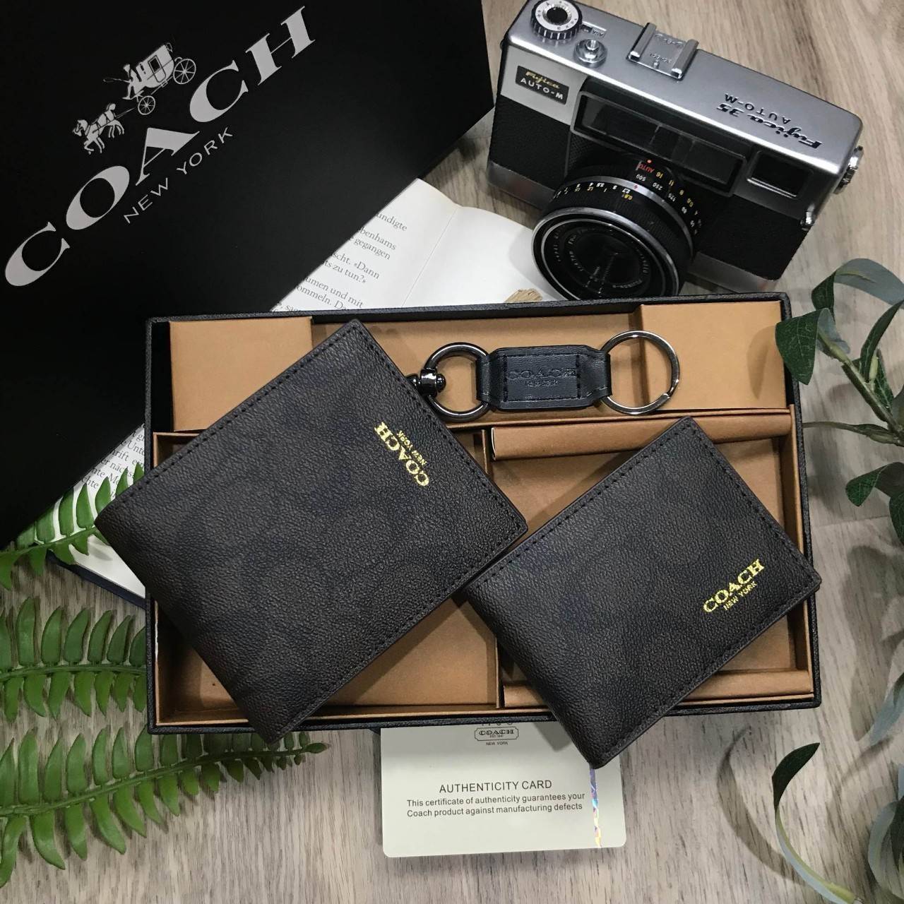 COACH FACTORY SHORT WALLET WITH CARD POCKET & KEY CHAIN Value set & 3 in 1! กระเป๋าสตางค์ใบสั้น + กระเป๋าใส่บัตร และพวงกุญแจ วัสดุหนังแท้ลายแบรนด์รอบใบ ภายใน มีช่องใส่ธนบัตร,บัตร บุผ้าลายแบรนด์ มาาพร้อมอุปกรณ์ ครบ set จะมอบเป็นของขวัญหรือใช้เองก็แนะนำค่ะ
