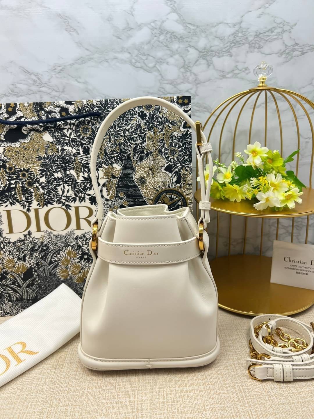 DIOR SMALL C'EST 17 cm / Dior bucket bag รุ่นใหม่สวยหรู ดูแพงมากค่ะ กระเป๋าสะพายบัคเก็ต รูปทรงคลาสสิค ใช้งานง่ายภายในโล่งกว้างมาก สวยมาก ควรมีค่า
