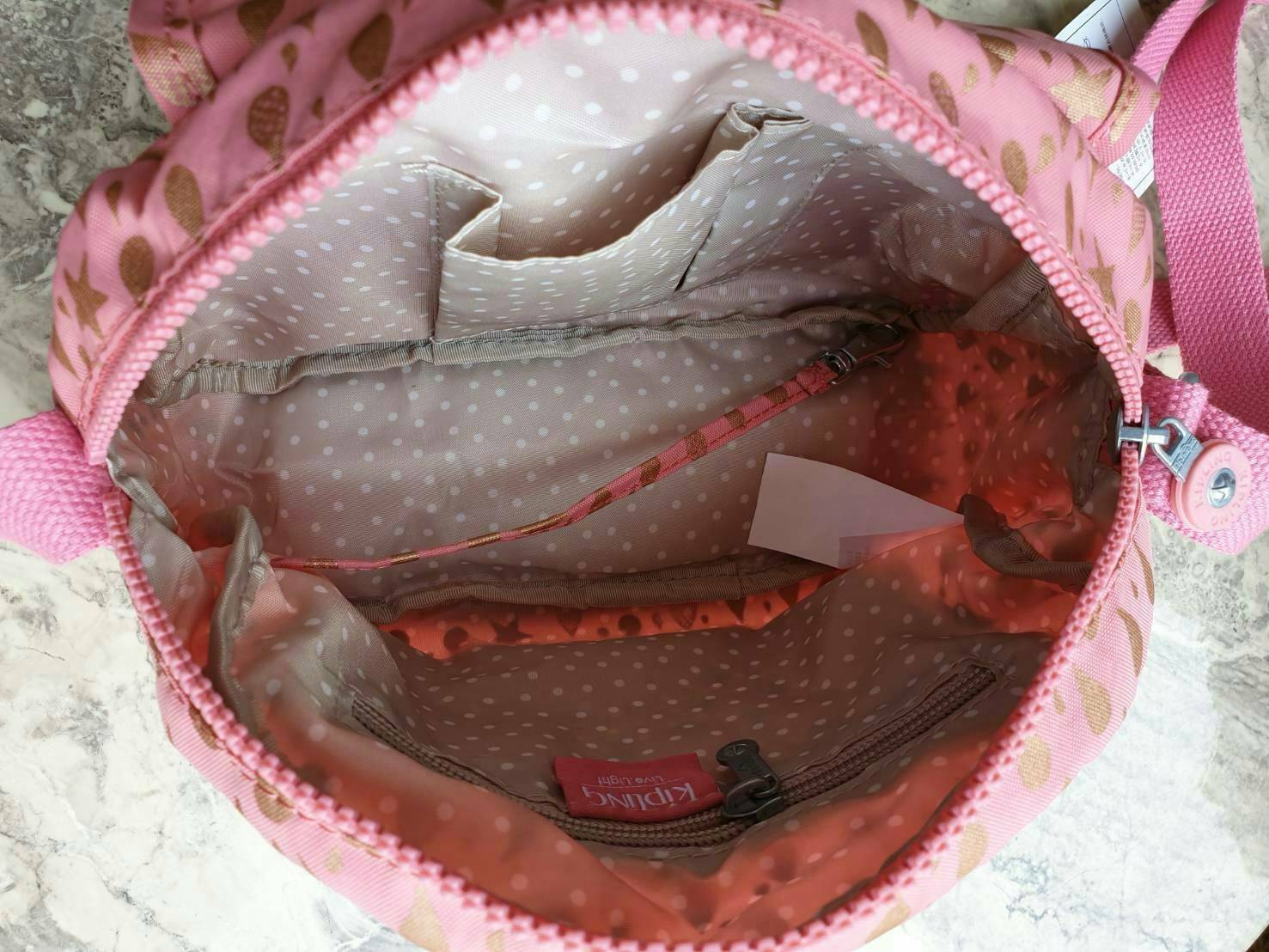 Kipling nylon shoulder bag รุ่น ( K15313 ) >>พร้อมส่งค่ะกระเป๋าสะพายข้างรุ่นใหม่ล่าสุด วัสดุไนล่อน กันน้ำ บุด้วยนวมที่ฐานกระเป๋าเพิ่มความนุ่ม >>รูปทรงสวย ขนาดกระทัดรัด มีช่องกระเป๋าด้านหน้าใส่ของจุกจิกหนึ่งช่อง >>มีช่องซิปหลักนะค่ะ ด้านใ