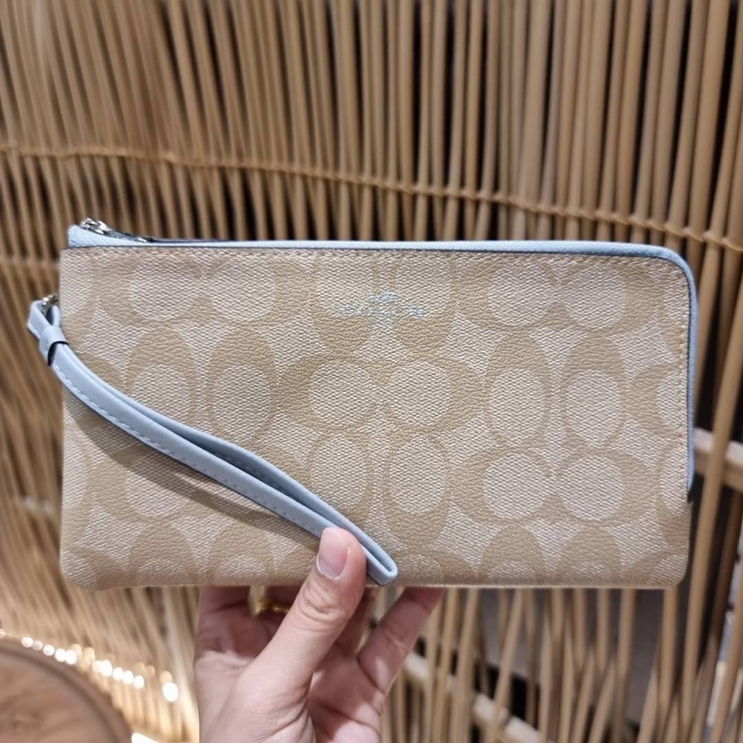 COACH F54057 DOUBLE ZIP WALLET IN SIGNATURE กระเป๋าคล้องมือ size L ใบนี้ใส่มือถือได้ทุกรุ่น ขนาดกำลังดี พกพาสะดวกมากๆ วัสดุหนังสังเคราะห์ ภายในเป็นผ้าสีสวยคม ใส่ธนบัตร ใส่บัตรได้เยอะ ใส่มือถือได้สบายๆทุกรุ่น ตอบโจทย์สาวๆที่ไม่ชอบพกเยอะวุ่นวายจ้า ใบนี้เอาอ