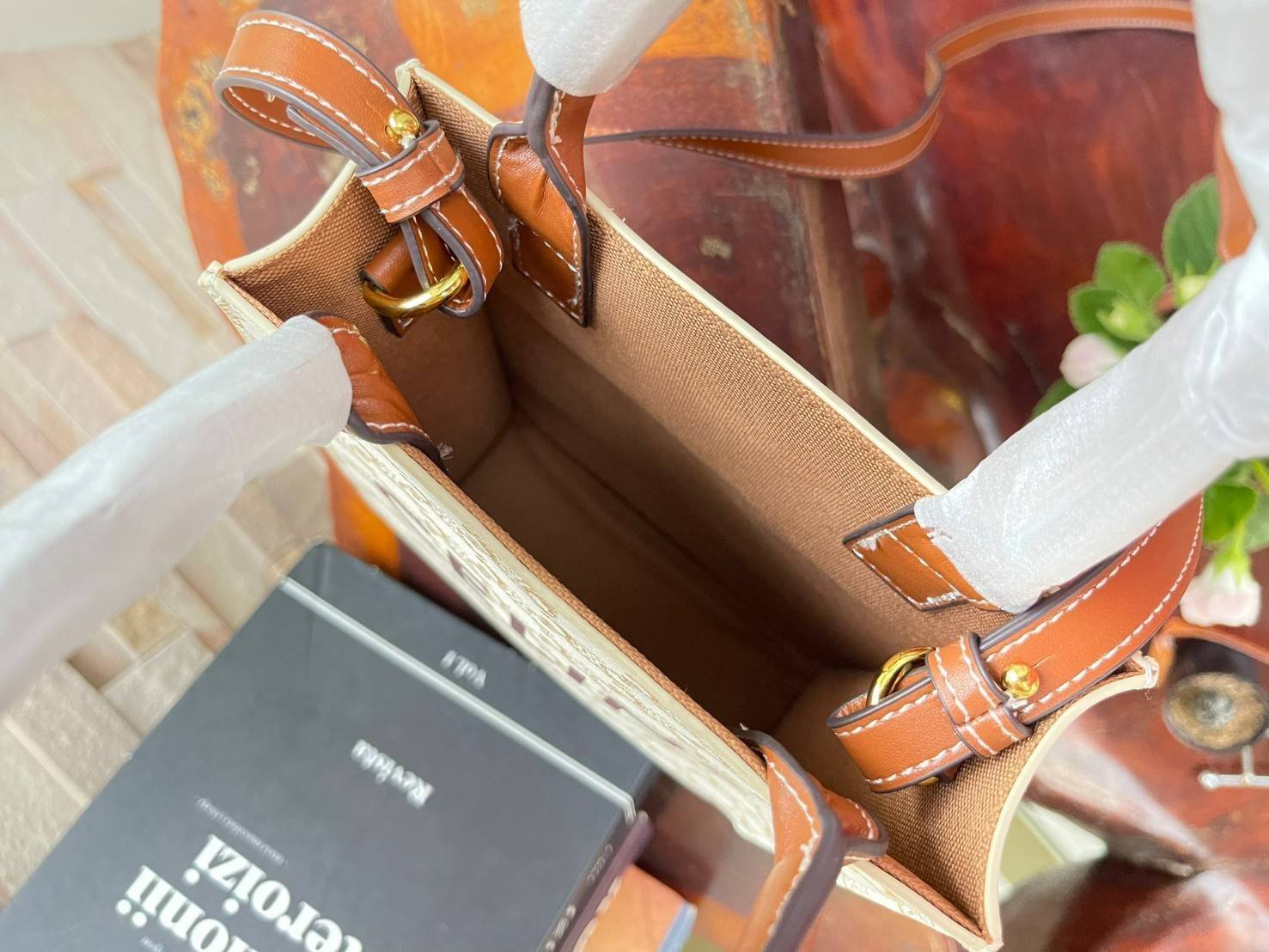 CELINE MINI VERTICAL CABAS IN TRIOMPHE CANVAS มีโลโก้ CELINE สกรีนอยู่ตรงกลาง ถือเป็นกระเป๋า Tote ที่ทำจากแคนวาสที่น่าสนใจมาก ๆ อีกรุ่นหนึ่ง และเป็นรุ่นที่ได้รับคำชื่นชมจากแฟชั่นกูรูทั้งหลายอีกด้วย หากใครที่อยากเป็นเจ้าของกระเป๋า Tote จาก CELINE สักใบ รุ่