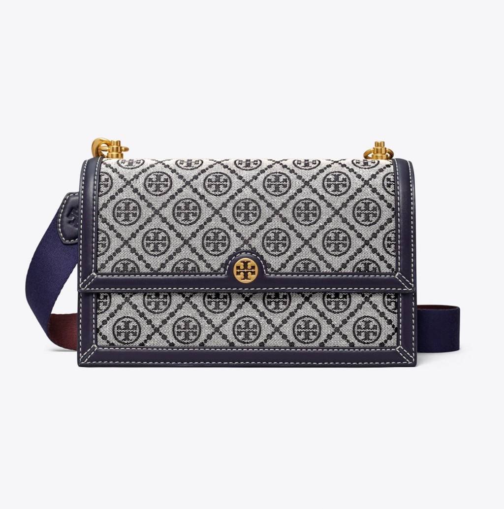 TORY BURCH 81000 MINI T MONOGRAM JACQUARD SHOULDER BAG คอลเลคชั่นฤดูใบไม้ผลิ 2021 กระเป๋าสะพายรุ่นใหม่จาก Tory Burch ดีไซน์สวยคลาสสิค แฝงไว้ด้วยความหรู ลวดลายผ้าแจ็คการ์ด T Monogram บนกระเป๋า Tory Burch นี้ เป็นการยกย่องให้กับงานควิลท์ชาวเพนซิลเวเนียดัตช์