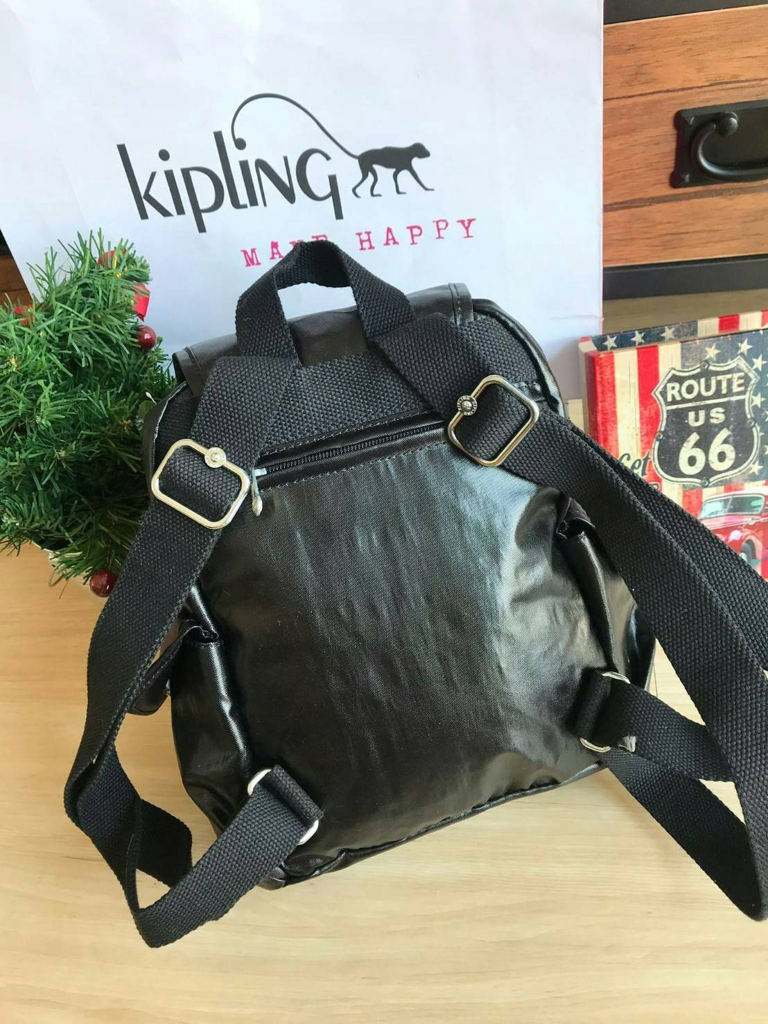 Kipling City Pack Backpack วัสดุPolyamide100% เป้ขนาดกลาง ที่เปิดปิดด้วยตัวล็อค2ชั้นด้วยกระดุมแม่เหล็กและซิป มีช่องใช้งานหลายช่องรวมถึงช่องซิปด้านหน้า มีลูกเล่นที่ด้านหลังมีช่องซิปสำหรับเก็บของและเก็บสายเป้ได้ หรือใช้สายจากเป้สะพายไหล่ได้ ประดับด้วยพวงกุญ