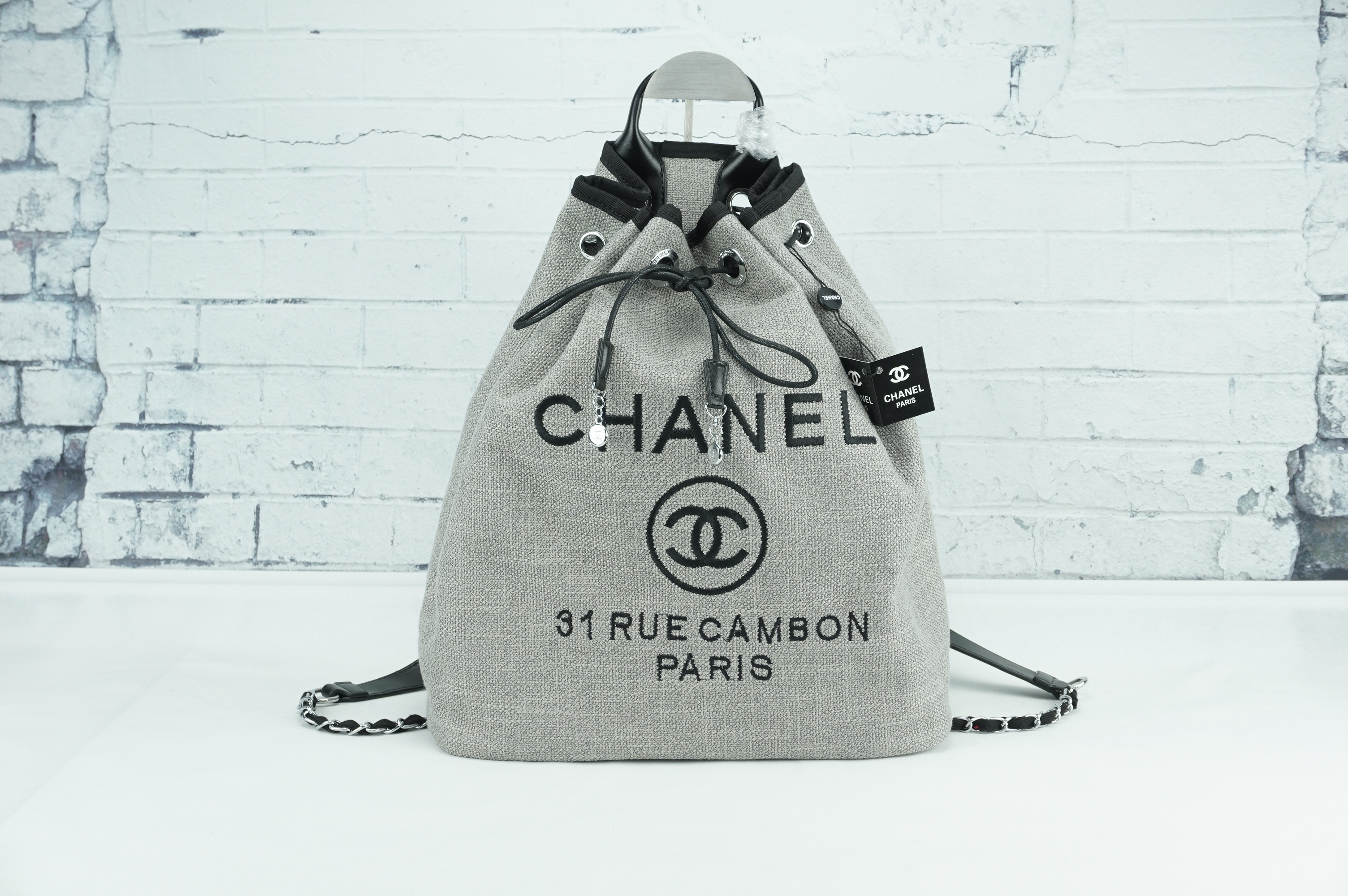 ทรงขนมจีบ premium gift จากแบรนด์ Chanel โลโก้ปัก ผ้า canvas เนื้อหนาอย่างดี มีซับใน ด้านหน้าปักโลโก้แบรนด์หรู จุดเด่นที่เป็นเป้สะพายด้านหลัง หรือสะพายด้านข้างก็ได้