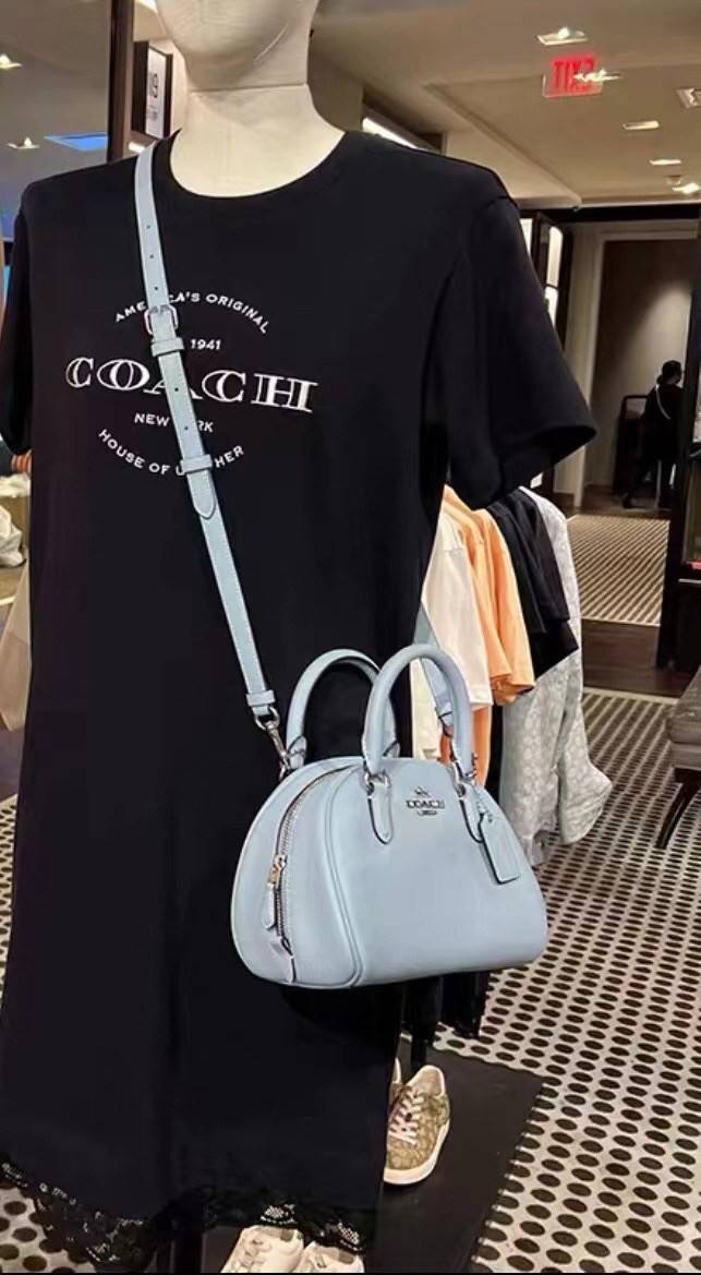 COACH SYDNEY SATCHEL BAG CA202 CA591 CB596 ใหม่ล่าสุด กับคอลที่สาวๆต้องหลงรัก กระเป๋าสะพายทรง satchel ที่มีรูปทรงดึงดูดสายตา สวยแรกเห็น วัสดุหนัง crossgrain พร้อมหูจับในตัว เปิด-ปิดด้วยซิป ภายในโล่งกว้าง ขนาดกำลังดี มีสายครอสให้ ปรับได้ตามชอบ ใบจริงลูกคุณ