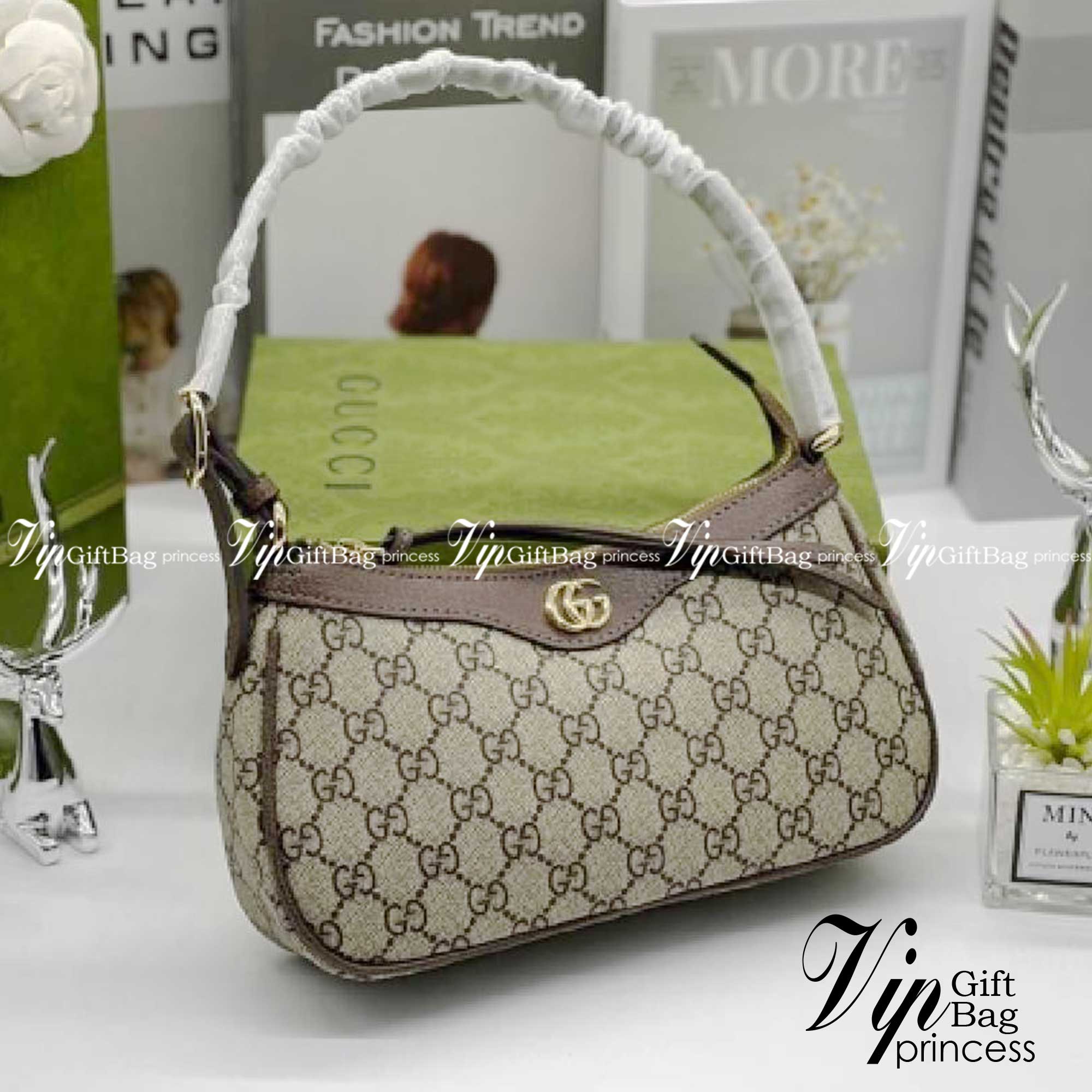 GUCCI Ophidia GG small handbag กระเป๋าสะพายไหล่ สุดคลาสสิกเข้าได้กับสาวๆ ทุกสไตล์ งานปั้มทุกจุดสวยน่าใช้ โทนสีใช้งานง่ายเป็นเอกลักษณ์แบรนด์ แมตช์กับเสื้อผ้าได้ง่าย เสริมลุคสาวมั่นได้ลงตัว