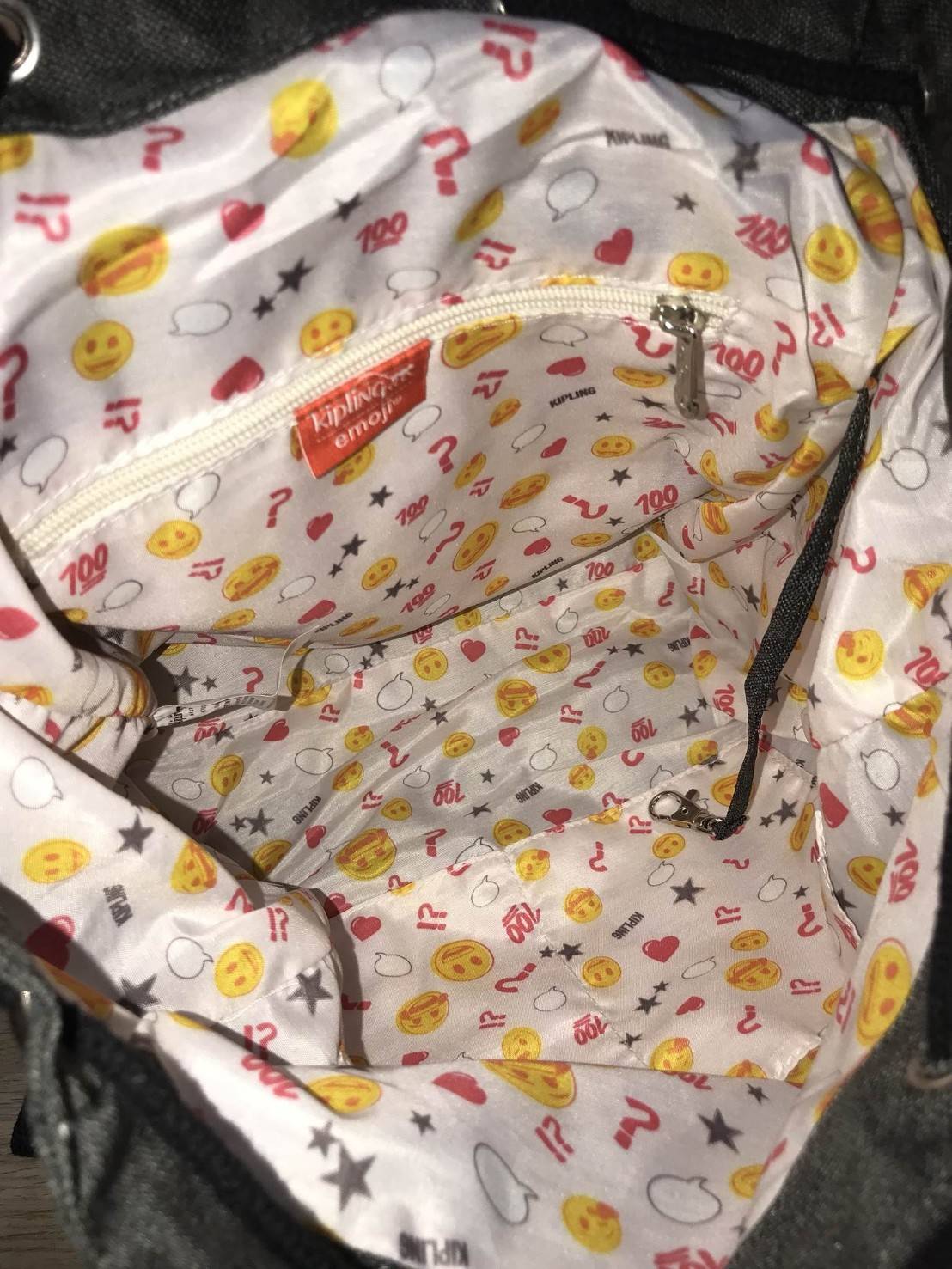 KIPLING EMOJI CITY BACKPACK New in! กระเป๋าเป้แบบฝาปิด Limited Edition คอลเลคชั่น EMOJI ชนช็อป วัสดุ Cotton+Polyester100% เปิดปิดด้วยฝาปิดแถบเข็มขัดและหูรูดด้านใน แต่ง EMOJI น่ารักสุดๆ พวงกุญเเจลิงน้อยถอดเเยกใช้ได้ มีช่องซิปด้านหน้า หัวซิปเเบรนด์ ภายในกว้