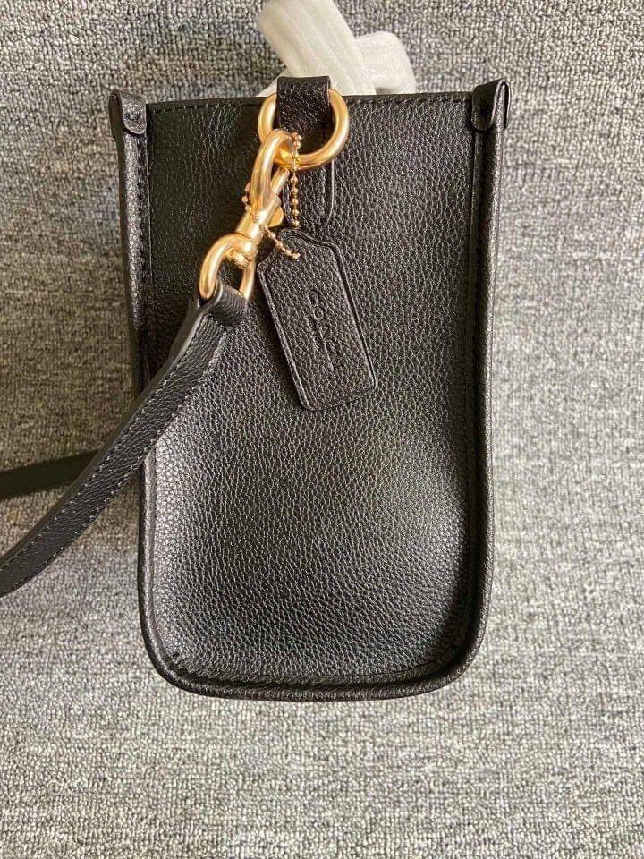 ใหม่ล่าสุด อดใจยังไงไหว COACH Dempsey Field Tote 22 C5268 โทนสีขาวล้วน ดำล้วน สุดคลาสสิก พร้อมส่งความสวยที่ไทยค่ะ! กระเป๋าทรง Tote ขนาดพอเหมาะลำตัว พกพาง่ายสะดวกได้กับทุกๆวัน ด้านหน้าปั้มโลโก้แบรนด์ตัวใหญ่สวยค่ะ;เปิดปิดกระเป๋าแบบกระดุมแม่เหล็ก ภายในใส่กระ