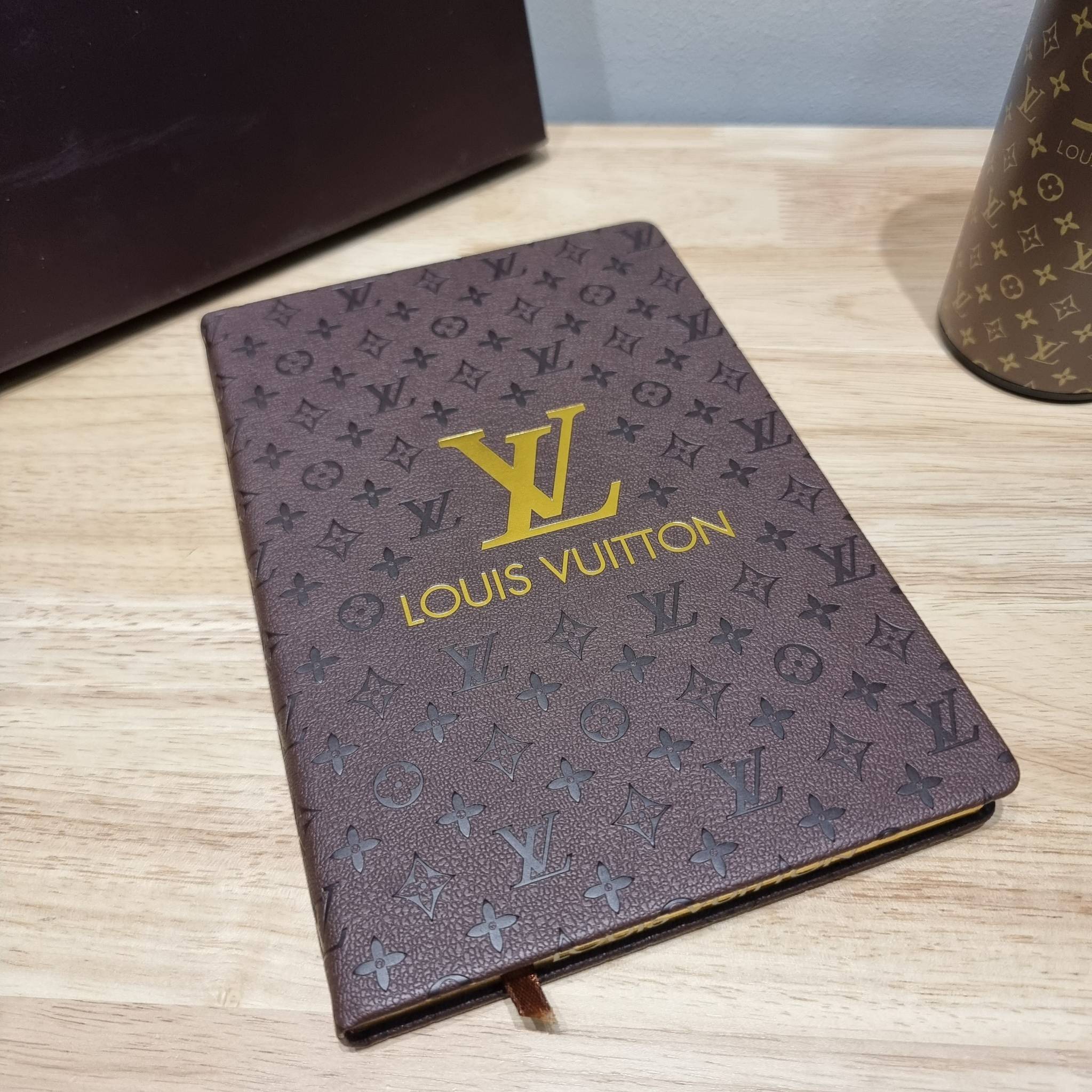 LV tumblr With digital temperature display SET Booknote / LV gift box สุดยอดไอเท็มใน box set ที่เหมาะแก่การเก็บสะสม หรือจะส่งให้เป็นของขวัญในช่วงปีใหม่ก็ดีงามที่สุด จัดมาให้ทั้งสมุดจดบันทึกเล่มลิมิเต็ด ที่ตัดขอบกระดาษด้วยสีทองหรู ปากกาเข้าเซ็ท และกระบอกน้