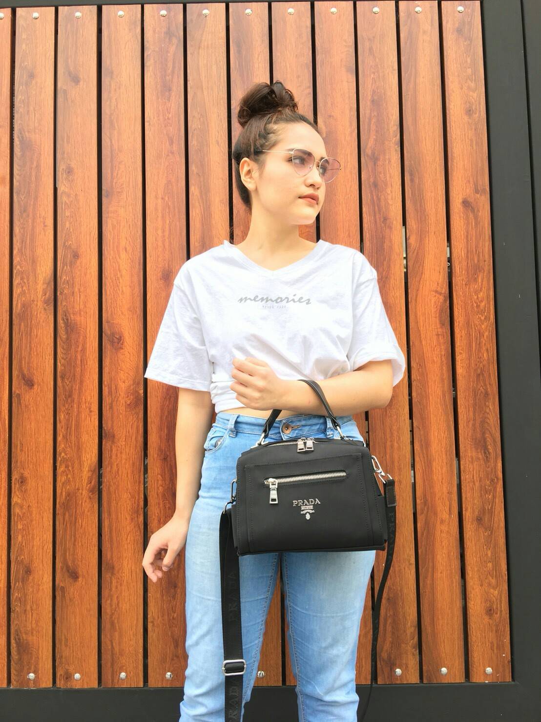 มาใหม่ค้า! จากงานพรีเมี่ยมกิ้ฟแบรนด์ดังอย่าง Prada วัสดุเป็นผ้า Polyester อย่างดี จุของได้เยอะมาก สามารถใส่Ipad tablet กระเป๋าสตางค์ยาวได้เหมาะสำหรับสาวๆที่ของเยอะเลยคะ ด้านหน้ามีโลโก้อะไหล่เงินทั้งใบ มีซิปด้านหน้าและด้านหลัง ด้านในมีช่องซิป และช่องใส่ของ