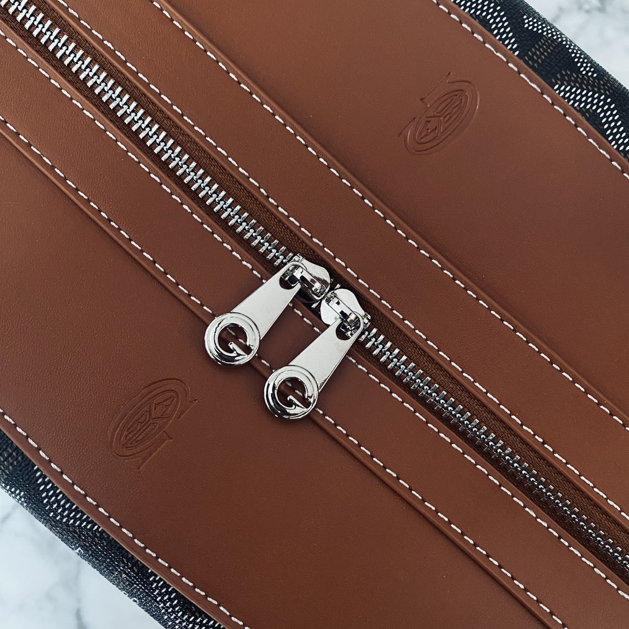 Goyard Boeing Travel 55 Duffle Bag กระเป๋าเดินทางใบใหญ่ ดีไซน์สวยคลาสสิกเป็นเอกลักษณ์ ไอเท็มที่จะทำให้การเดินทางไม่ธรรมดาอีกต่อไป ด้วยดีเทลความเป็นเอกลักษณ์ เรียบแต่หรู ภายในจุของได้เยอะมาก