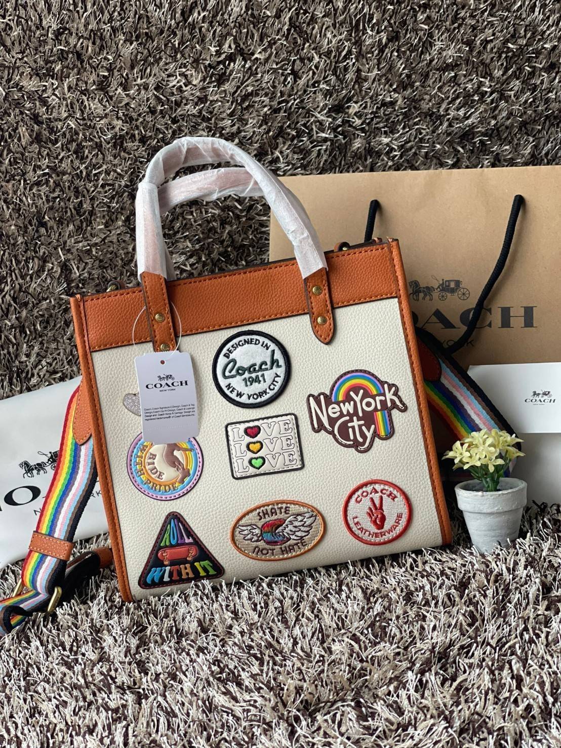 COACH FIELD TOTE 22 WITH PATCHES CA138 ส่วนหนึ่งจาก Coach Pride Collection ซึ่งเป็นการเฉลิมฉลองความเท่าเทียม ความหลากหลาย และการแสดงออกถึงตัวตนที่แท้จริงภายในชุมชน LGBTQIA+ ในเดือนนี้และทุกเดือน ตั้งแต่วันธรรมดาที่วุ่นวายไปจนถึงวันหยุดสุดสัปดาห์ที่เต็มไปด