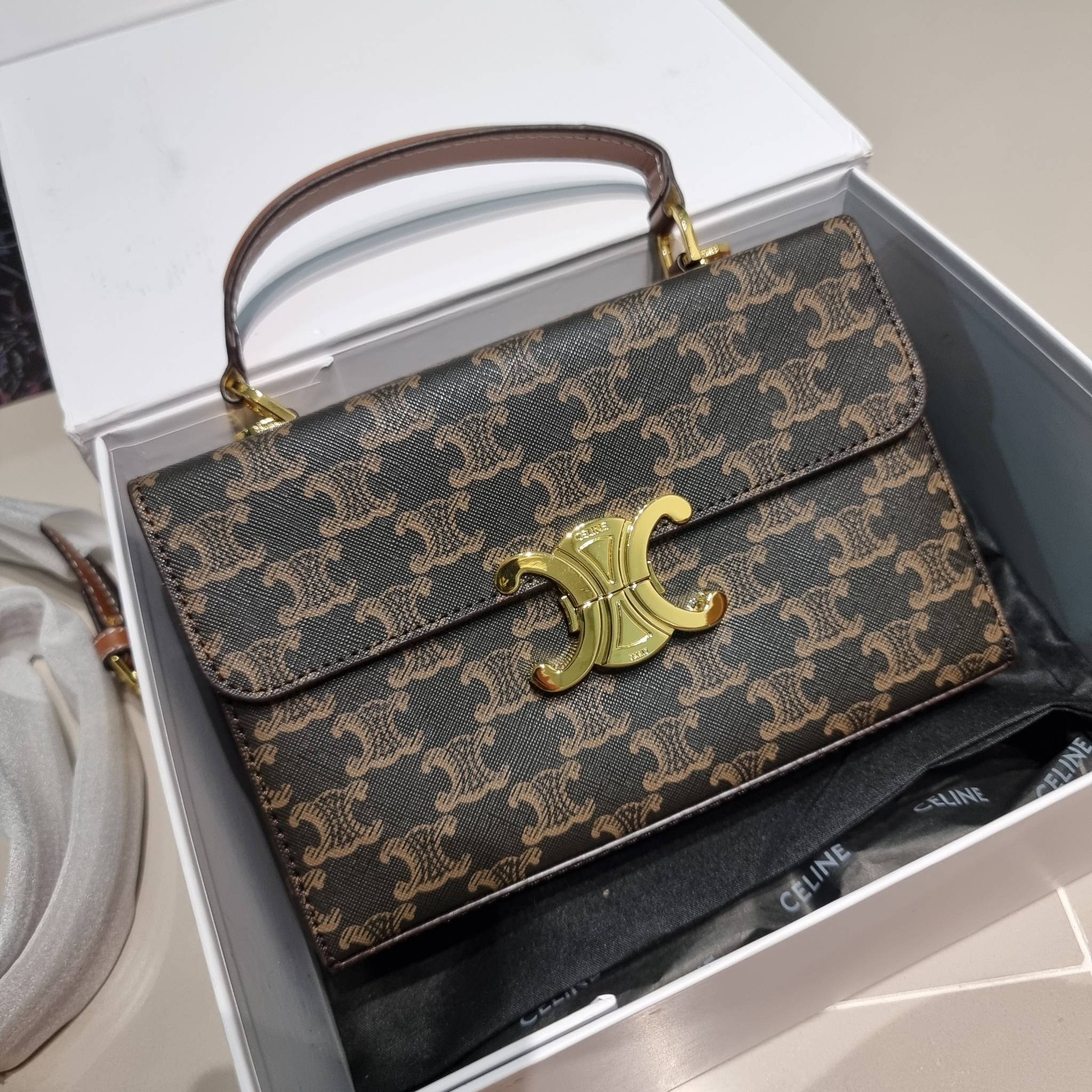 CELINE BOX TRIOMPHE IN TRIOMPHE CANVAS กระเป๋าสะพายสวยอยู่ทรง ดีไซน์เอกลักษณ์ ใช้งานง่ายด้วยอะไหล่กดล็อค วัสดุหนังแคนวาสทนทาน