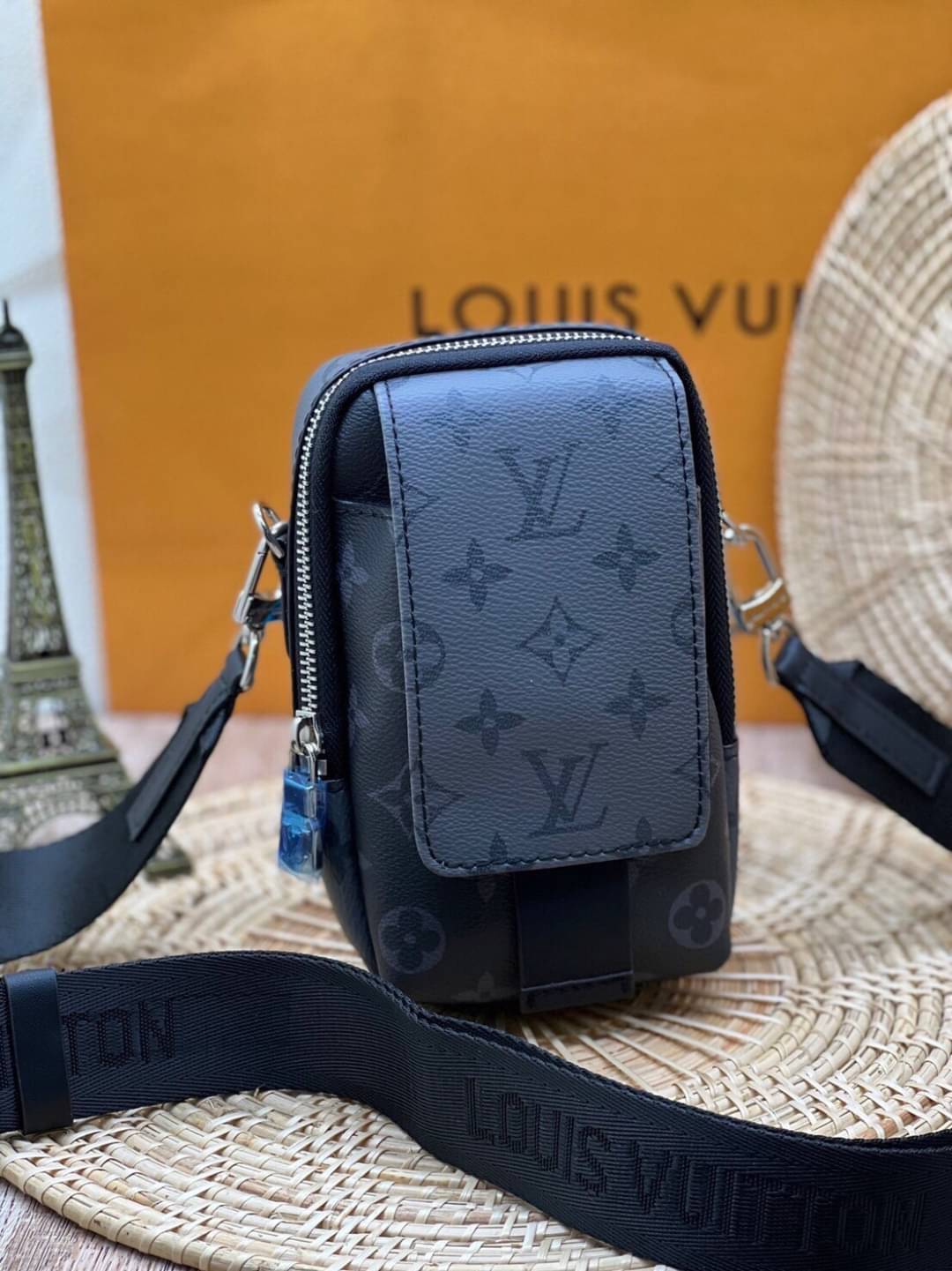 LV Double Phone Pouch NM / LV Phone bag Monogram Eclipse Reverse coated canvas เกรดออริจินอล ใช้ได้ทั้งผู้หญิงผู้ชาย พร้อมส่งที่ไทย ภาพสินค้าถ่ายจากงานขายจริง ใช้งานต่างประเทศได้