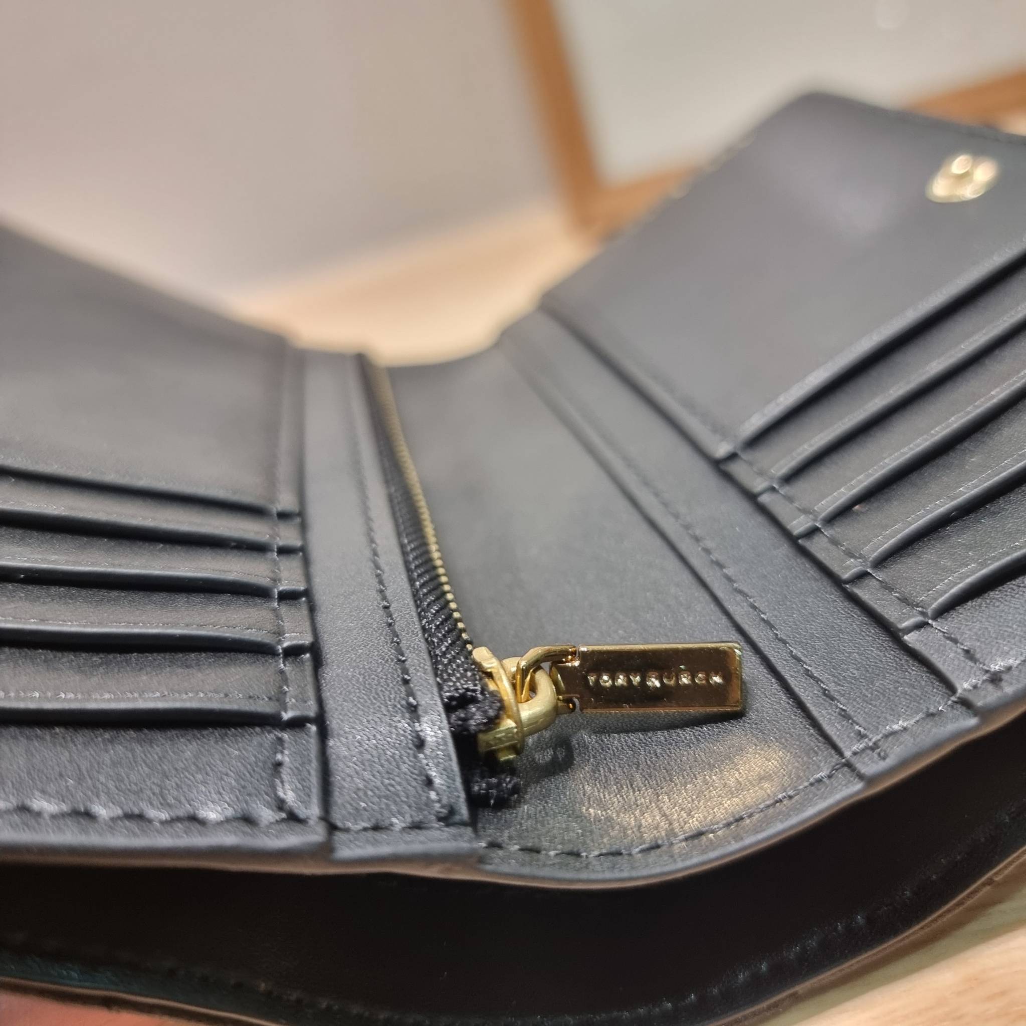 TORY BURCH KIRA CHEVRON MEDIUM SLIM WALLET กระเป๋าสตางค์ใบกลางรุ่นบาง ไม่กินพื้นที่กระเป๋า ดีไซน์เรียบหรู