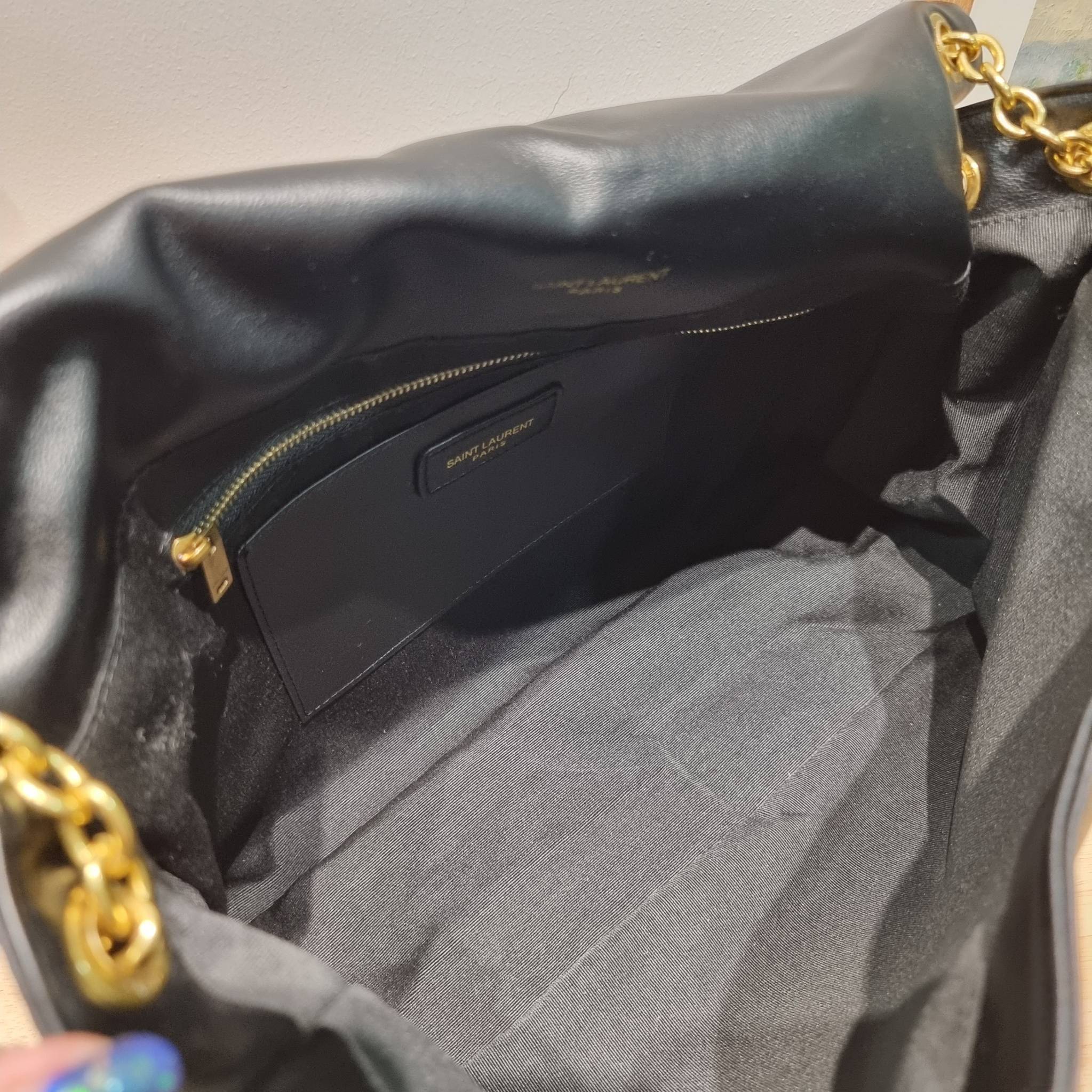 YSL jamie 4.3 in lambskin กระเป๋าสะพายใบใหญ่ เรียบหรู ดูปัง ดูแพง สีดำคลาสสิคตัดกับอะไหล่สีทองได้อย่างลงตัว ครบเครื่องตัวมัม! ดีไซน์ใหม่ 2023 สัมผัสผิวกระเป๋าดูดีมากๆ