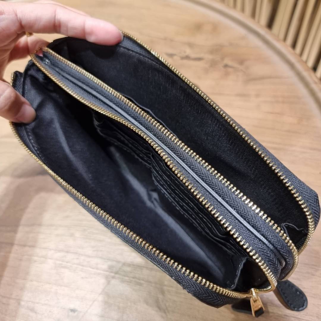 COACH F54057 DOUBLE ZIP WALLET IN SIGNATURE กระเป๋าคล้องมือ size L ใบนี้ใส่มือถือได้ทุกรุ่น ขนาดกำลังดี พกพาสะดวกมากๆ วัสดุหนังสังเคราะห์ ภายในเป็นผ้าสีสวยคม ใส่ธนบัตร ใส่บัตรได้เยอะ ใส่มือถือได้สบายๆทุกรุ่น ตอบโจทย์สาวๆที่ไม่ชอบพกเยอะวุ่นวายจ้า ใบนี้เอาอ