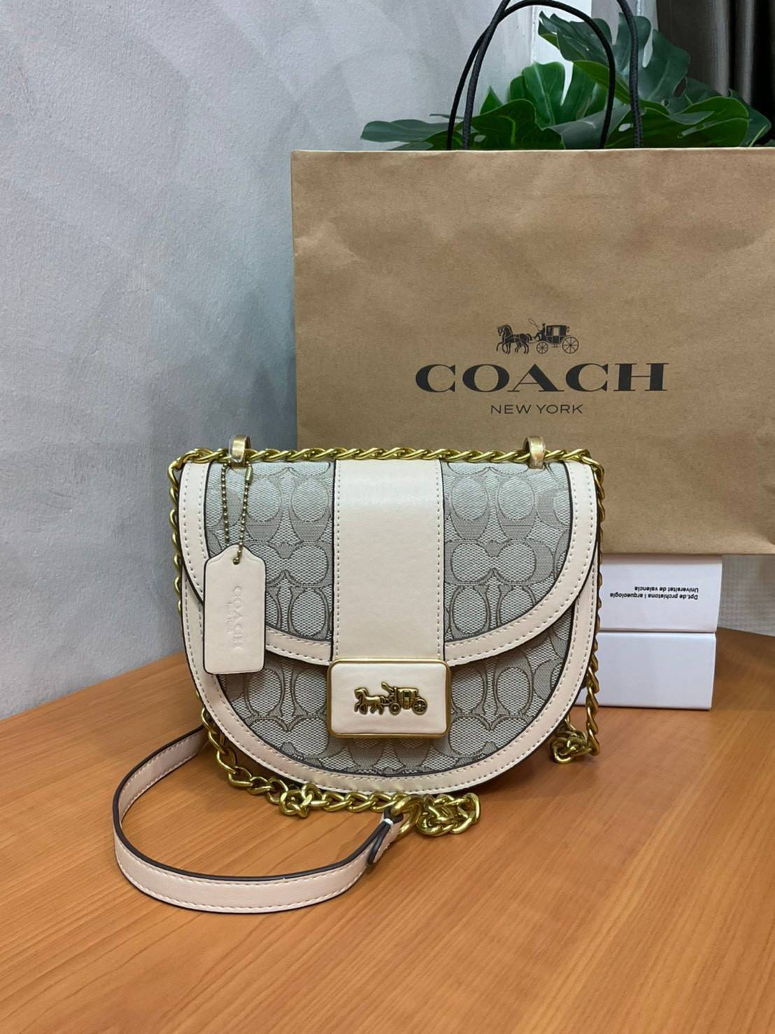 COACH ALIE SADDLE BAG IN SIGNATURE JACQUARD (C4694//C3464) New item!! กระเป๋าสะพายทรง saddle ดีไซน์วินเทจย้อนยุค แฝงความหรูในตัวด้วยอะไหล่สีทองเหลือง โดดเด่นไม่ซ้ำใครแน่นอน วัสดุผ้า jacquard สลับหนังแท้ ภายในเป็นช่องโล่ง มาพร้อมสายสะพายครอสบอดี้ ที่สามารถ