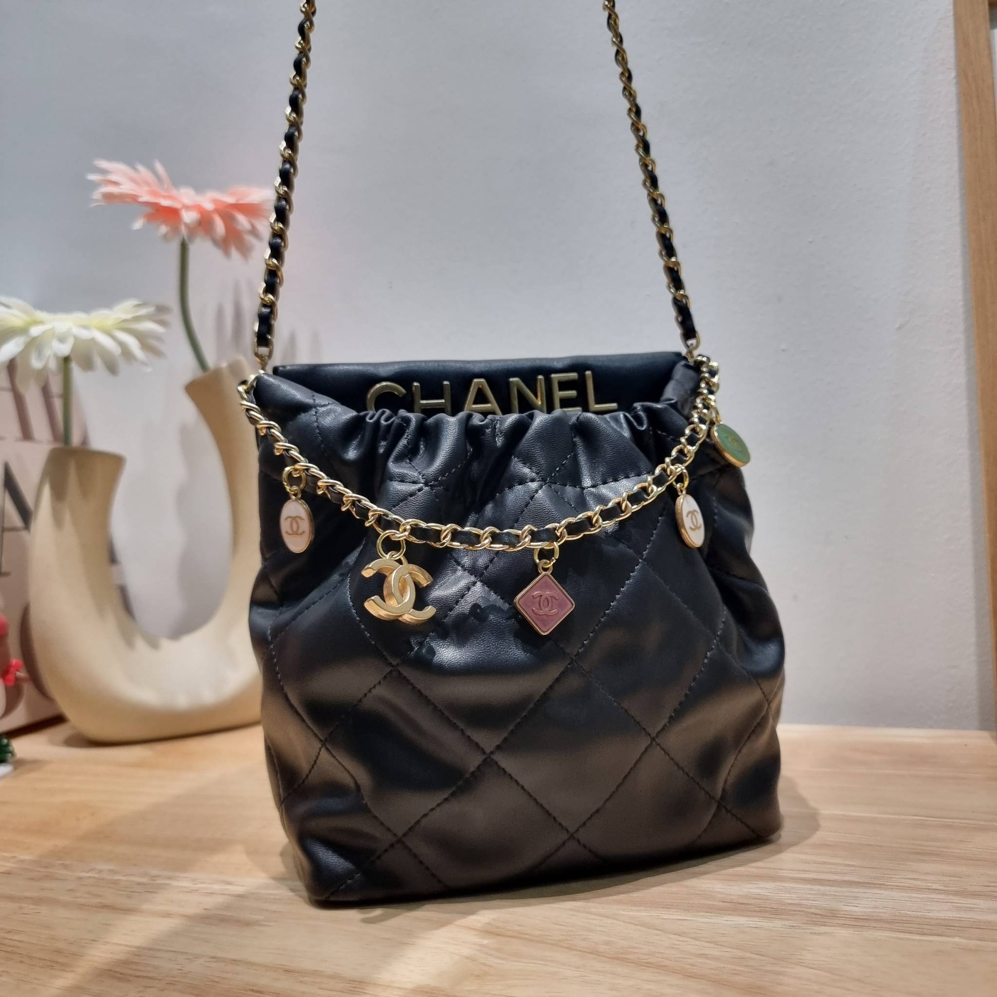 Chanel 23P mini bucket bag น่ารักมากๆ กับกระเป๋าสะพายไซส์มินิ ที่ปล่อยผ่านไม่ได้จริง ดีไซน์สายโซ่คล้องแขนตกแต่งอะไหล่ห้อยเพิ่มมูลค่า และยังตกแต่งโลโก้สวยเด่น