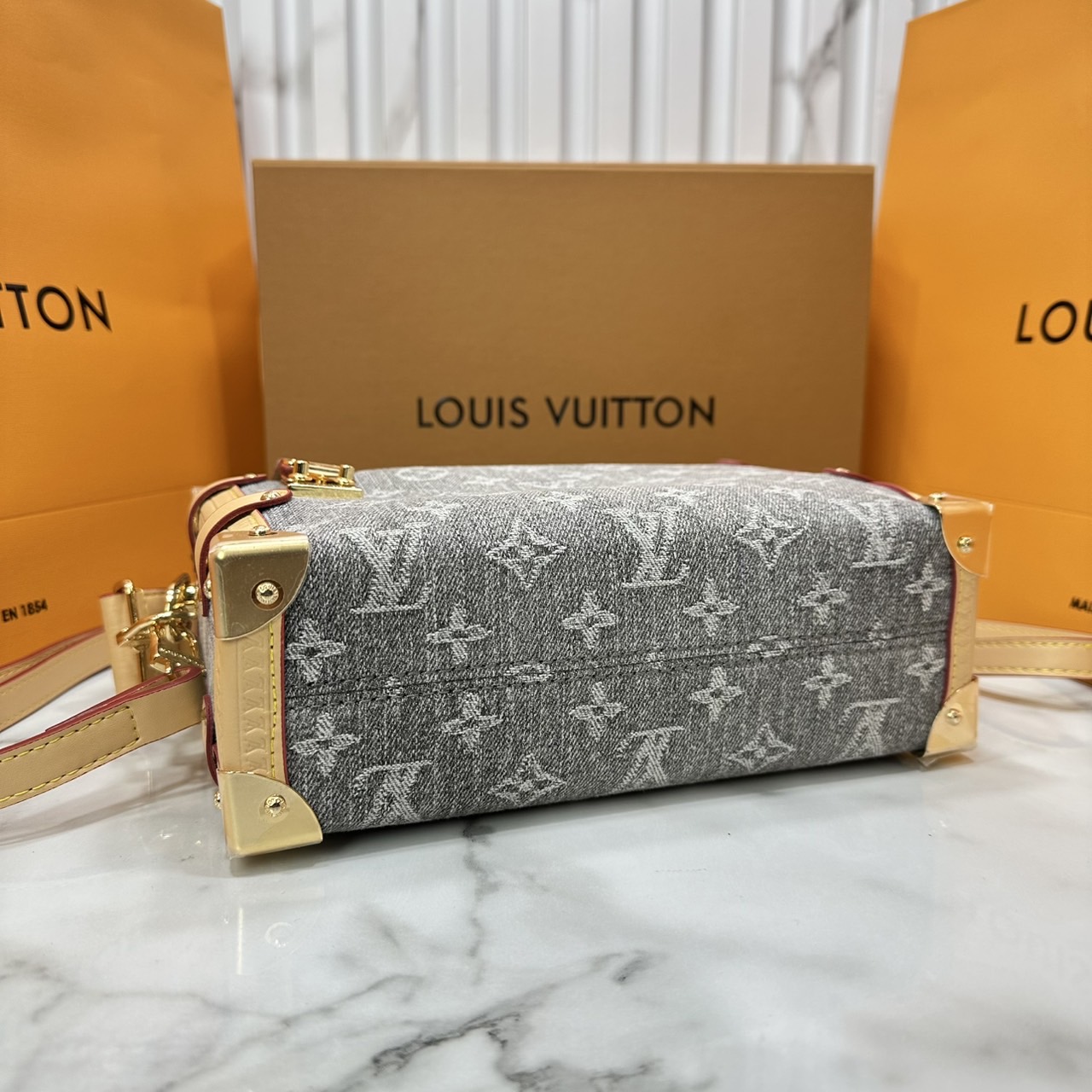 ORI หนังแท้ | LV Side Trunk MM Trianon Gray กระเป๋าสะพายทรงทรัรงค์ ด้วยโทนสีสไตล์ปารีเซียงอันหรูหราและรายละเอียดโทนสีทอง