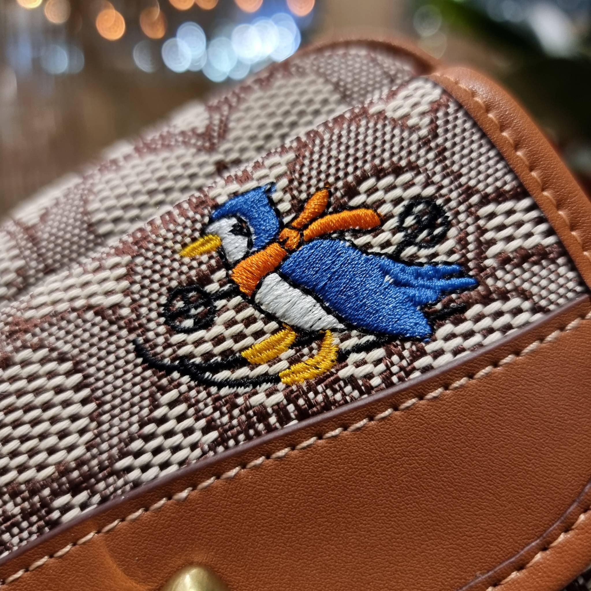 COACH C7764 STUDIO CAMERA BAG 19 IN SIGNATURE TEXTILE JACQUARD WITH CREATURES น้องเล็กใหม่สุดอีกหนึ่ง!! ขนาดเล็กกะทัดรัด มาแบบเลิศๆหรูๆมากแม่ พร้อมเทกเจอร์สุดคิ้วท์!! กระเป๋าสะพายข้างลุคไฮน์ ที่ดีไซน์ออกมาได้ปัง และดูแพงมากๆ ด้วยดีเทลคลาสสิคผสานความเป็นเอ