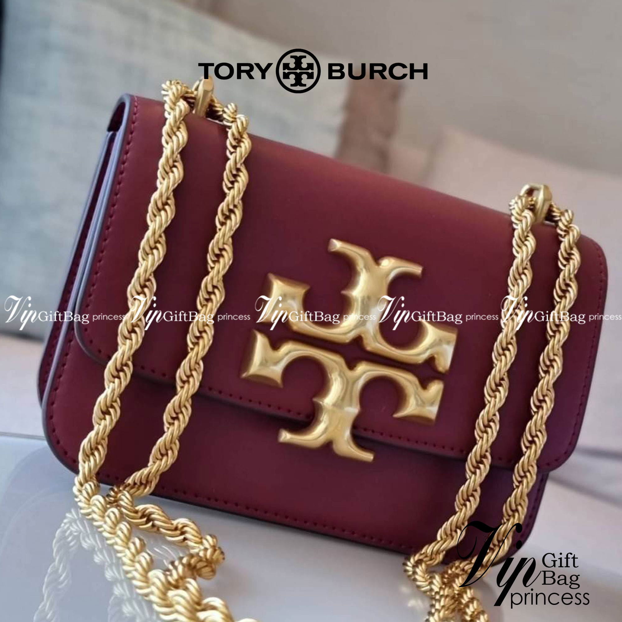 TORY BURCH ELEANOR SMALL CONVERTIBLE SHOULDER BAG ฮอตไอเท็ม รุ่นนี้ขายดีขายหมด สวยหรู คุณหนู ผู้ดี!! หายากมากแล้วน้า กระเป๋าสะพายข้าง ดีไซน์อยู่ทรง ขนาดกำลังสะดวกใช้สำหรับสาว วัสดุหนังแท้เต็มใบ สีทูโทน เปิด-ปิดด้วยแถบแม่เหล็ก ภายในแบ่งสัดส่วนได้เป็นอย่างด