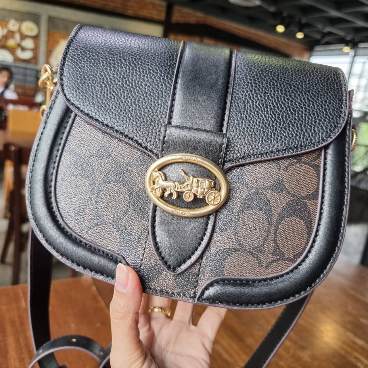 ของแท้ 💯% COACH C2806 GEORGIE SADDLE BAG IN SIGNATURE CANVAS ยกระดับความหรูให้กับตัวเองกันหน่อย