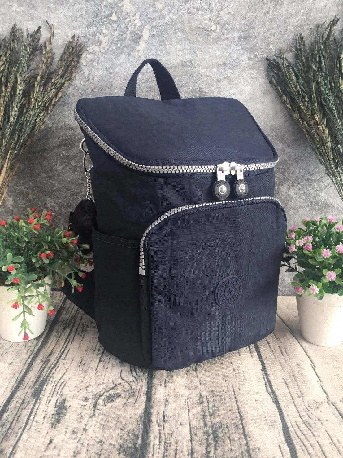 กระเป๋าเป้ Blakeney ไซส์ S จาก KIPLING ที่ออกแบบมาสำหรับผู้หญิง มาพร้อมดีไซน์เบาะรองรับหลัง ซึ่งเหมาะสำหรับ active lifestyle สามารถเก็บของได้อย่างจุใจแต่มีน้ำหนักเบา รวมถึงมีคุณสมบัติกันน้ำช่วยป้องกันให้ของในกระเป๋าปลอดภัยไร้กังวล