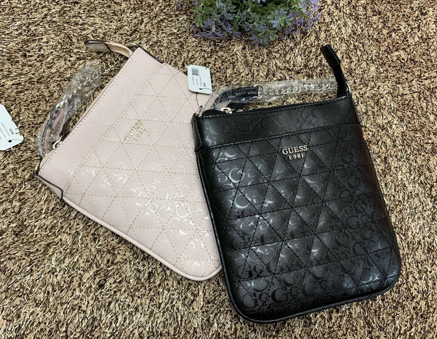 GUESS MINI CROSSBODY BAG กระเป๋าสะพายข้างหรือ crossbody วัสดุหนังแก้วลายทั้งใบ ด้านหน้ามีโลโก้แบรนด์ และช่องโล่งหนึ่งช่อง เปิดปิดกระเป๋าแบบซิป ภายในโล่ง ใส่มือถือ, กระเป๋าสตางค์ใบสั้น, สมุดแบงค์ จุพอประมาน มีช่องเล็กใส่ของจุกจิกอีกช่อง สายสะพายแบบโซ่ต่อหน