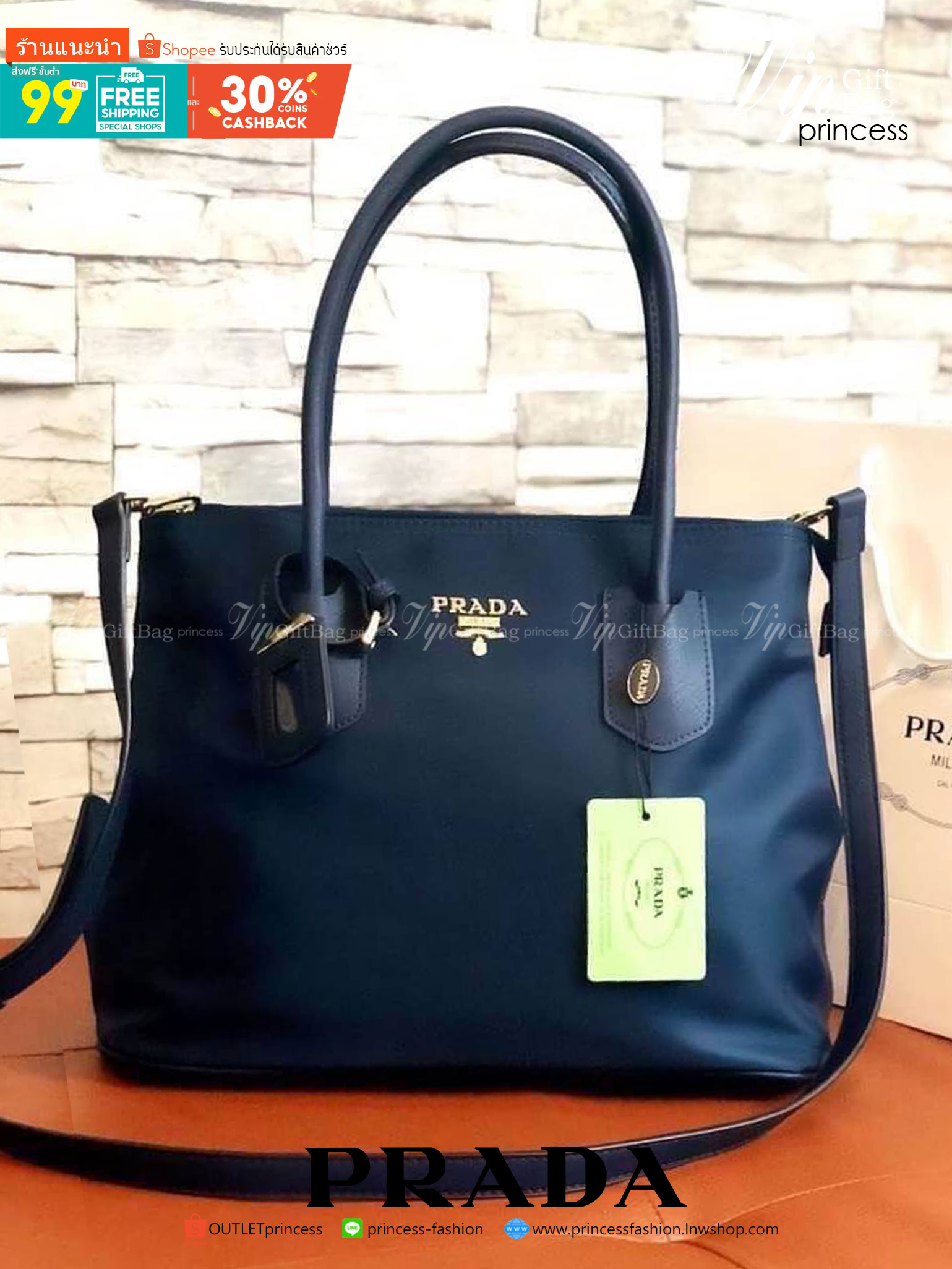 PRADA NYLON BAG Limited edition พรีเมี่ยมกิ้ฟจากเคาน์เตอร์แบรนด์ต่างประเทศ วัสดุ Nylon เนื้อหนาคุณภาพดีตามแบบฉบับแบรนด์ ด้านหน้าประดับทองโลโก้หรู ด้านข้างมีกระดุมปรับขยายได้ หูจับหนังแข็งแรง พร้อมสายสะพายยาวปรับระดับได้ มีหมุดรองฐานกันรอยสี่มุม ภายใน Poly