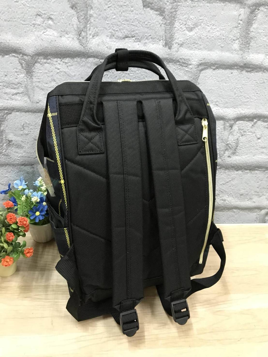 Anello Scottish Canvas Rucksack รุ่นใหม่ชนช้อปญี่ปุ่นกันไปเลยคร้า !!! เป้ขนาดไซส์ Classic วัสดุ ผ้าแคนวาส มีช่องซิปด้านหน้า มีช่องเก็บของด้านข้างทั้งสองด้าน ที่หูจับมีตัวล้อค มีโครงที่ปากกระเป๋า มีซิปด้านหลังเพื่อหยิบจับของภายในด้านหน้าผ้าลายสก็อต ลงตัวกั