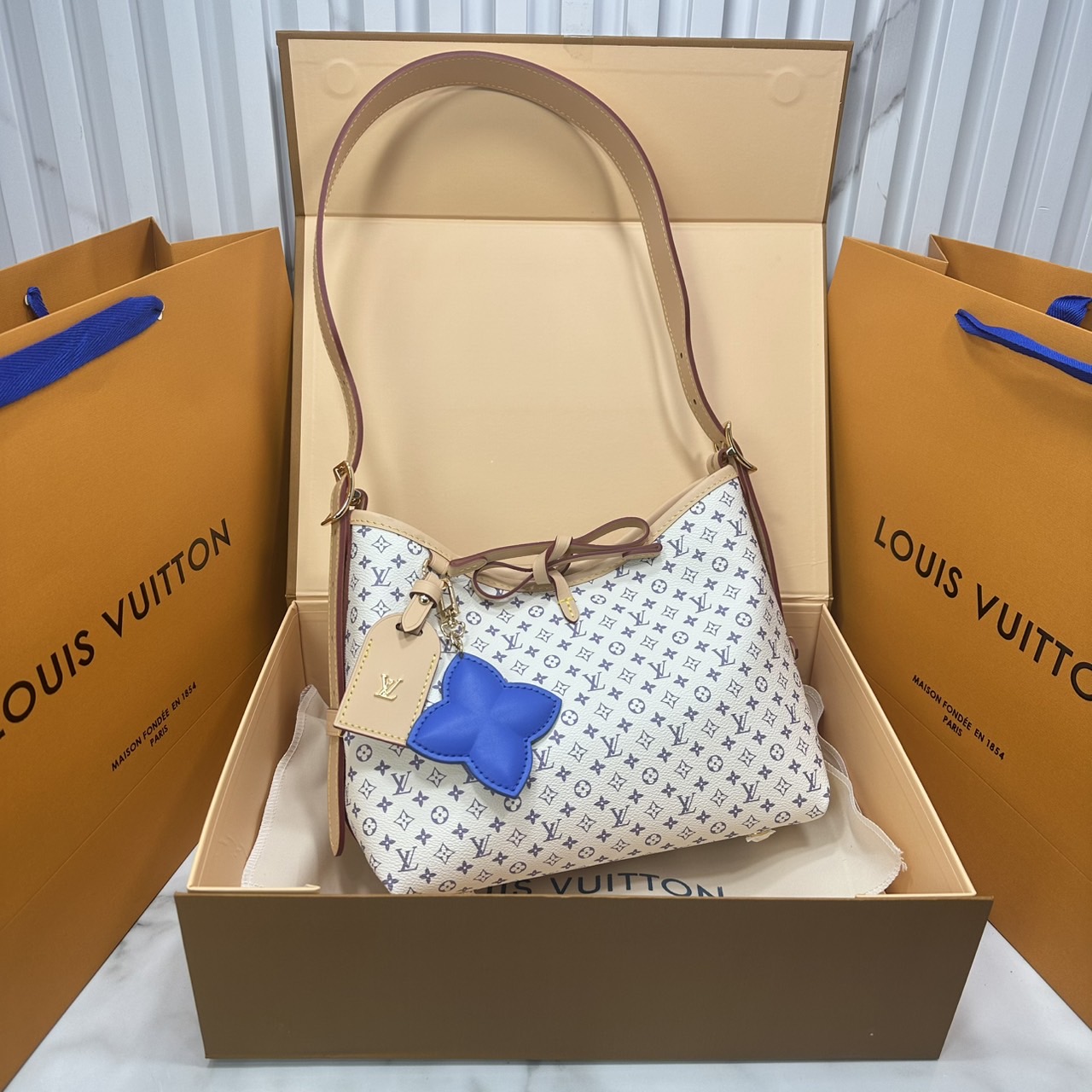 ORI หนังแท้ | LV CarryAll PM bag กระเป๋าสะพายทรงโท้ทแครี่ออล Monogram แคนวาสแต่งขอบหนังผสานเสน่ห์สวยงามเข้ากับดีไซน์ที่รับกับสรีระให้คุณพกพาไปได้ทุกที่ ด้านในออกแบบมาอย่างชาญฉลาด มาพร้อมใบเล็กเข้าเซ็ท