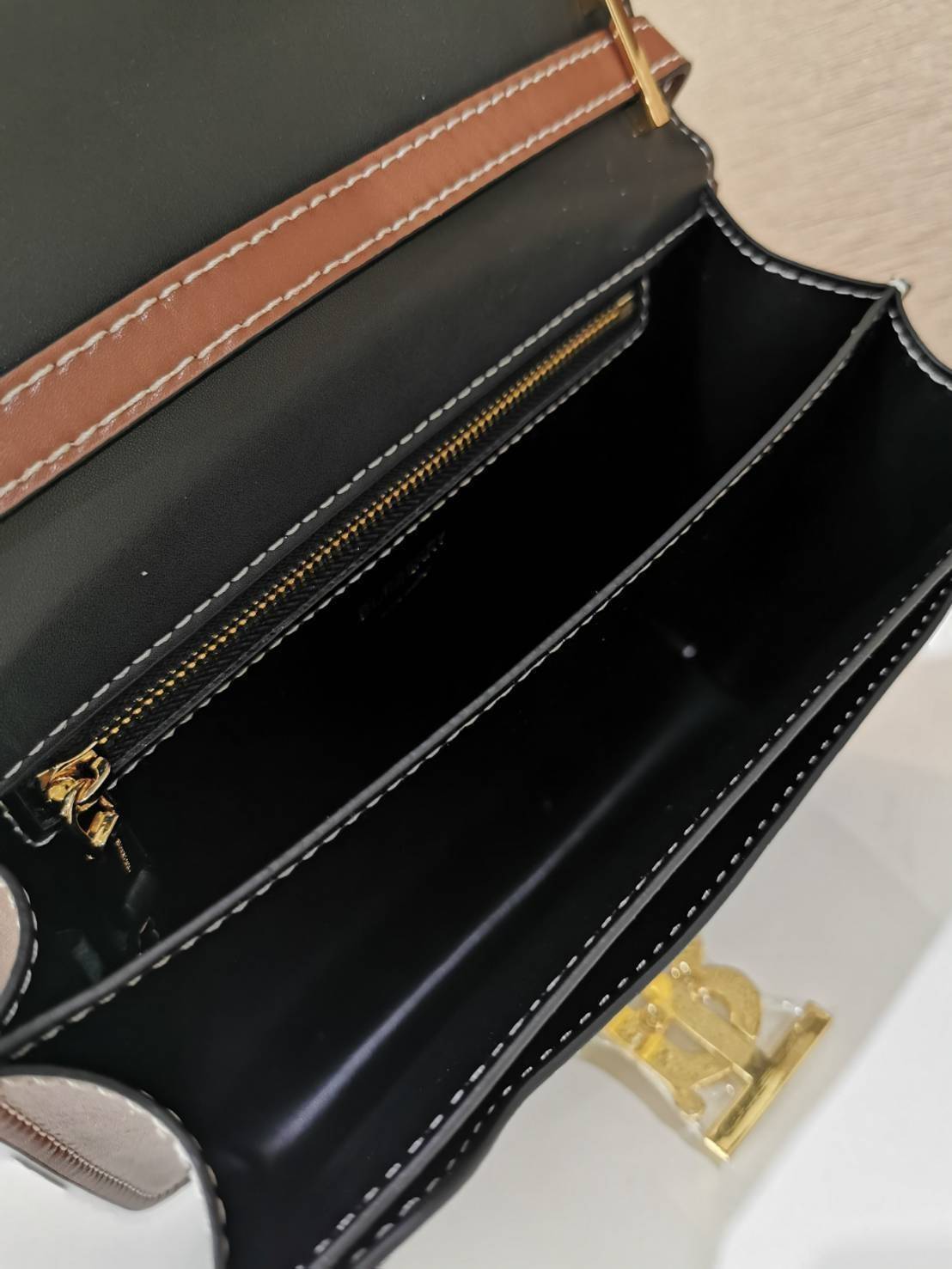 BURBERRY FRAGRANCES CROSSBODY BAG VIP GIFT WITH PURCHASE (GWP) พรีเมี่ยมกิ๊ฟรุ่นใหม่ล่าสุด Limited Edition วัสดุ Canvas & Leather ทรงเหลี่ยมสวยหรูอยู่ทรงโลโก้แบรนด์ด้านหน้าเปิดปิดด้วยฝาปิดสัญลักษณ์รูปตัวBภายในมีช่องแบ่งเป็นสัดส่วนใส่มือถือของจุกจิกได้ สาย