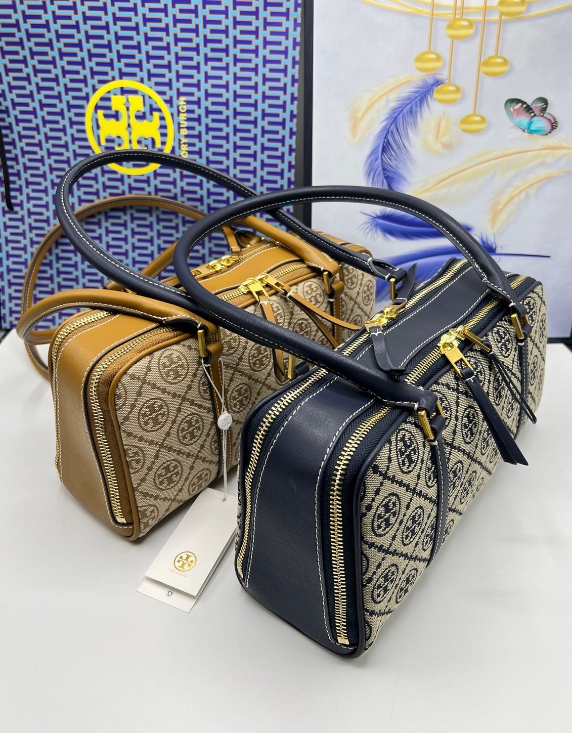 TORY BURCH Small T Monogram Marshmallow Satchel / Tory Burch tote handbag พร้อมส่ง 2 สี ใหม่ล่าสุด กระเป๋าสะพายไหล่ดีไซน์สุดทันสมัย ตัดเย็บสวยงาม ผ้า jacquard ตัดหนัง เปิด-ปิดแบบซิป มีช่องแบ่ง 2 ช่อง มีซิปลับด้านใน ใส่ของได้เยอะมากๆ ค่ะ