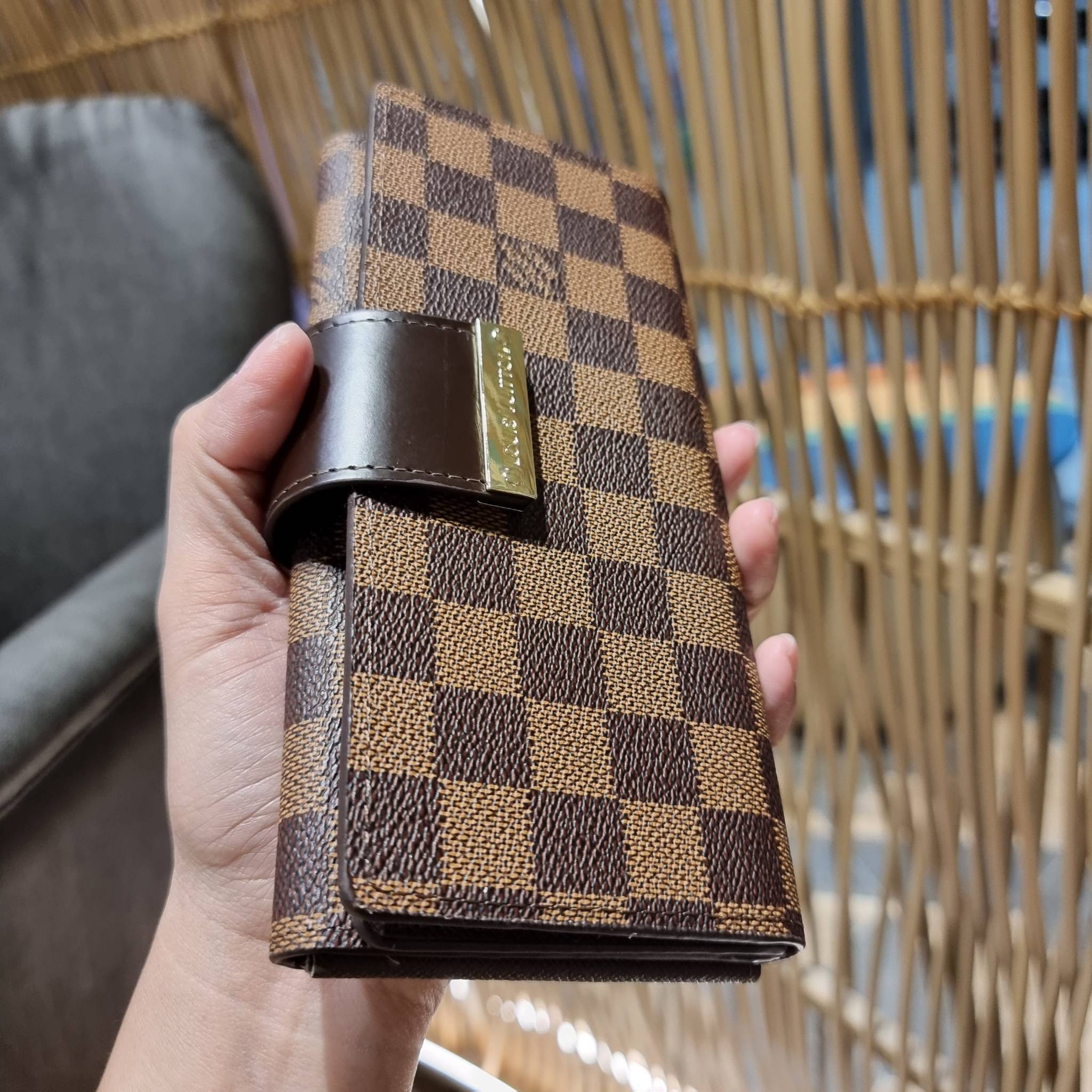 VIP 】ได้เวลาเปลี่ยนกระเป๋าสตางค์รับทรัพย์กันแล้ว!! LV vip wallet กระเป๋าสตางค์พรีเมี่ยมกิ๊ฟ เป็นไอเท็มหายาก ที่สาวๆต้องว้าว!! ใบยาวขนาดกำลังเหมาะมือ ถือแล้วขับผิวทุกสี วัสดุหนังแคนวาส ทนทาน เปิด-ปิดด้วยกระดุม ภายในมีช่องใส่บัตรเยอะมาก แบ่งสัดส่วนสวย ใส่ธน
