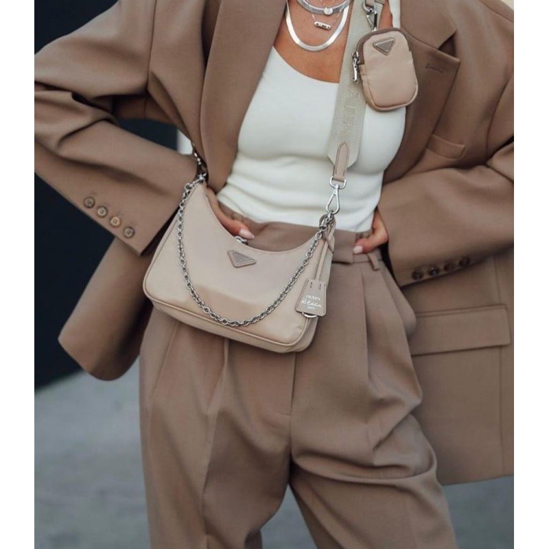 Prada Re-Edition Symbole jacquard Bag กระเป๋าพราด้าสะพายข้าง ลายมาใหม่ อะไหล่สีเงิน แมทง่ายได้ทุกลุค ไอเท็มสุดปัง ที่ฮิตตลอดกาลไม่ว่าจะปีไหนๆ จัดให้ครบทั้งสีขายดีและสีใหม่ล่าสุด ที่สายคุณหนูห้ามพลาด!! กับกระเป๋าสะพายทรงคลาสสิค เหมาะเป็น everyday bag มากๆ 