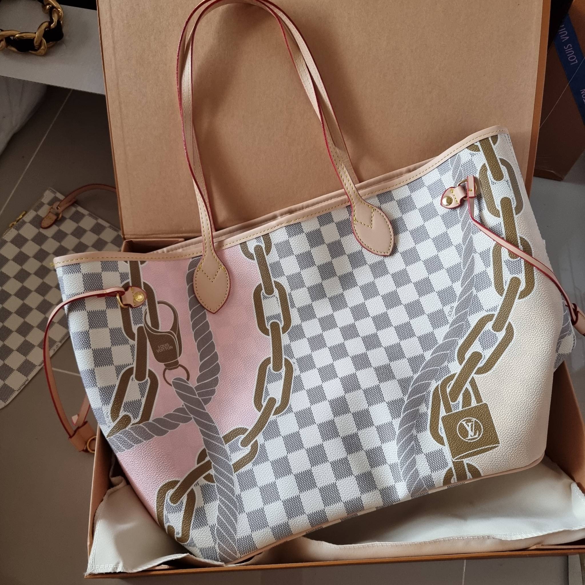 LV Neverfull MM Damier Azur คอลเล็คชั่น Spring Nautical / LV 2IN1 TOTE SET WITH NAUTICAL PRINT ดีไซน์ใหม่ต้อนรับฤดูร้อน กับกระเป๋าสะพายไหล่ใบใหญ่ทรง tote มาพร้อมใบลูก คลาสสิคที่สุด เป็นอีกรุ่นที่มีคนใช้เยอะมากๆ โทนสีละมุน